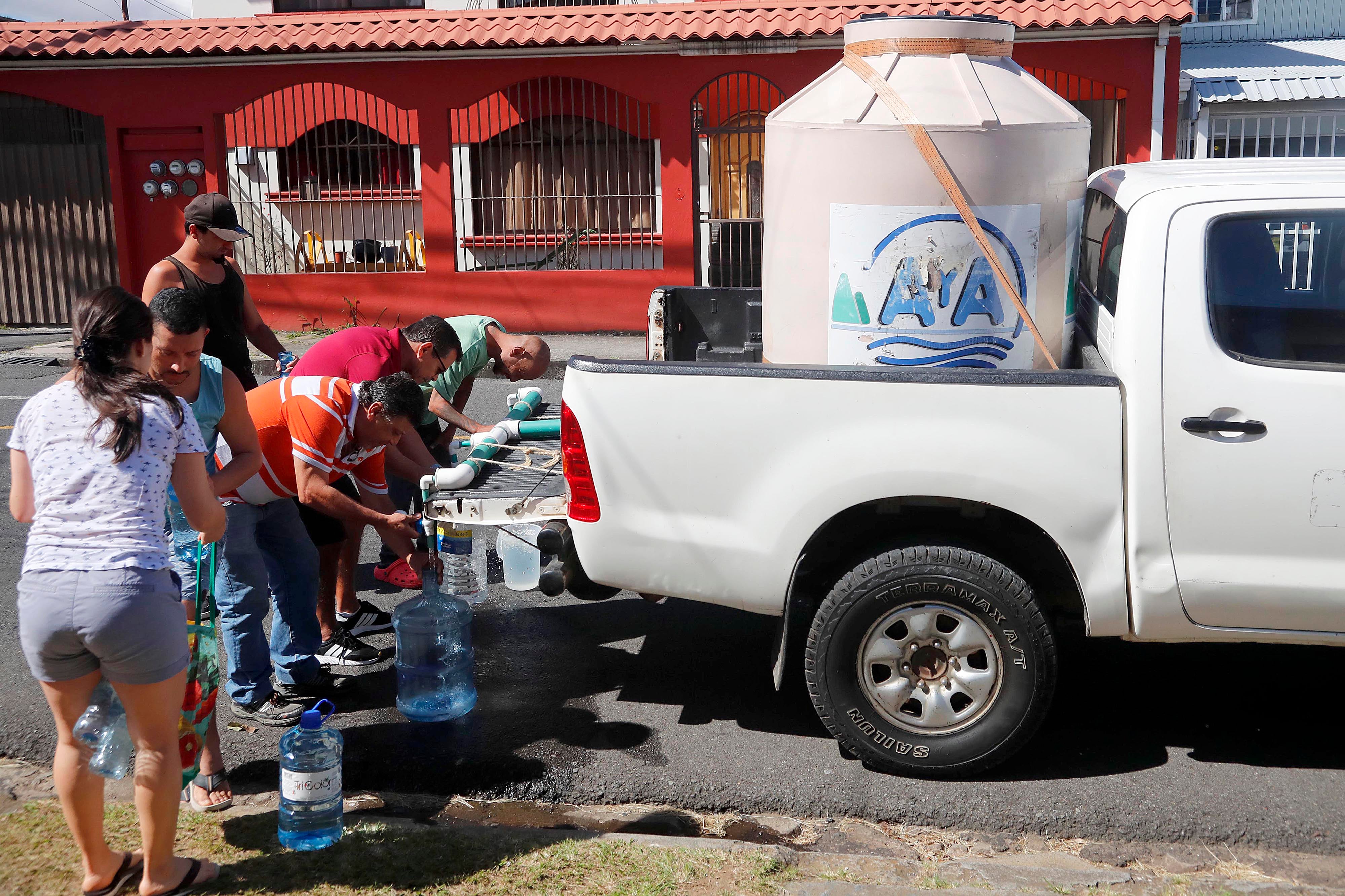 31/01/2024 Recorrido por Moravia, Guadalupe y Tibás, cantones afectados por el agua contaminada y en los que las imágenes de la gente haciendo fila con recipientes para recoger agua que llevan los camiones repartidores son recurrentes. Pese a la crisis este lavacar operaba con relativa normalidad en el centro de Moravia, a las 9:21 a.m. Foto: Rafael Pacheco Granados