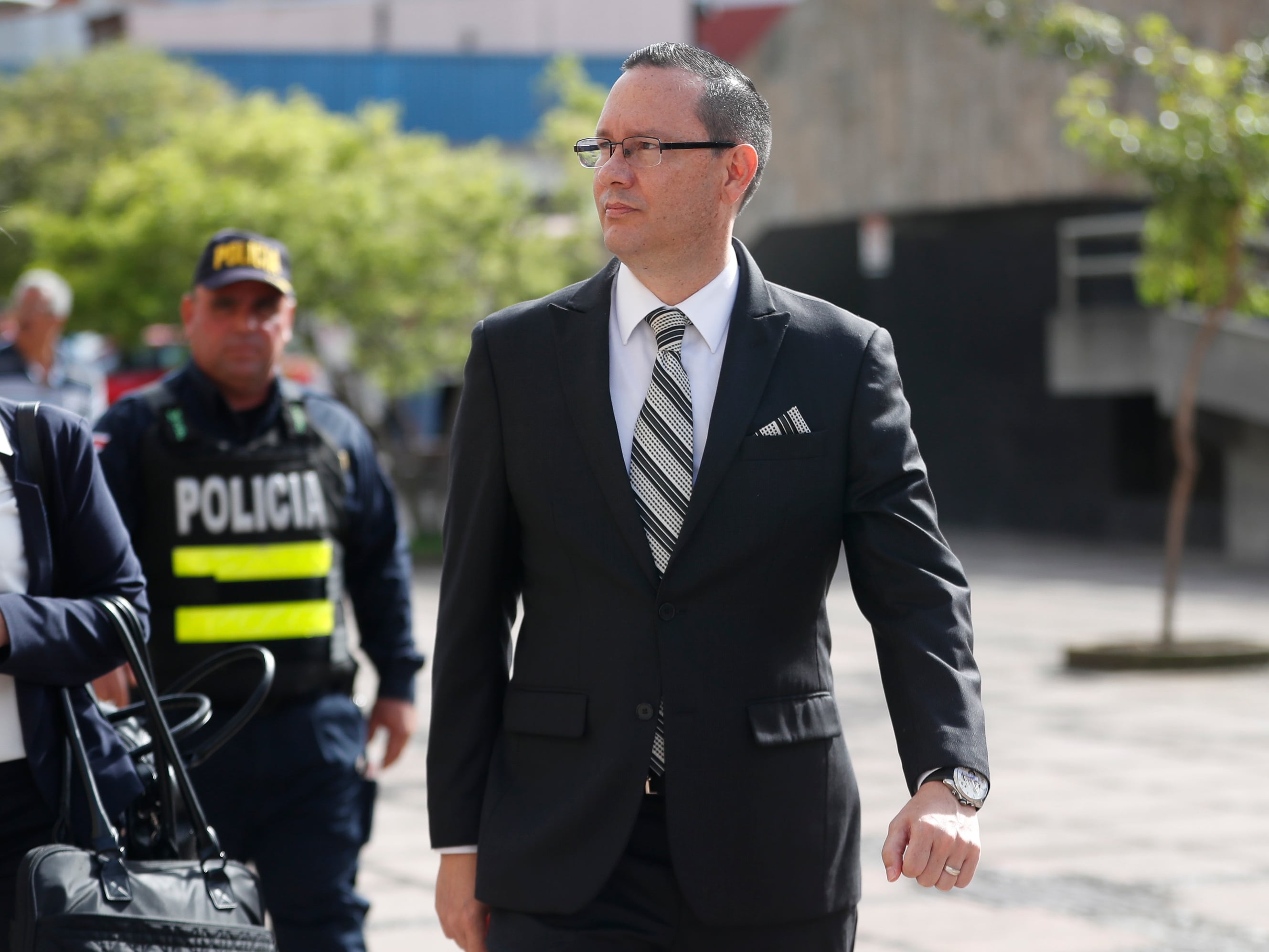 Celso Gamboa fue una estrella del área judicial, un abogado prometedor que sabía cautivar a las personas, escalar puestos y conquistar elogios. Pero hoy espera en una celda a ser extraditado por la DEA, mientras (casi) todos se distancian de su nombre