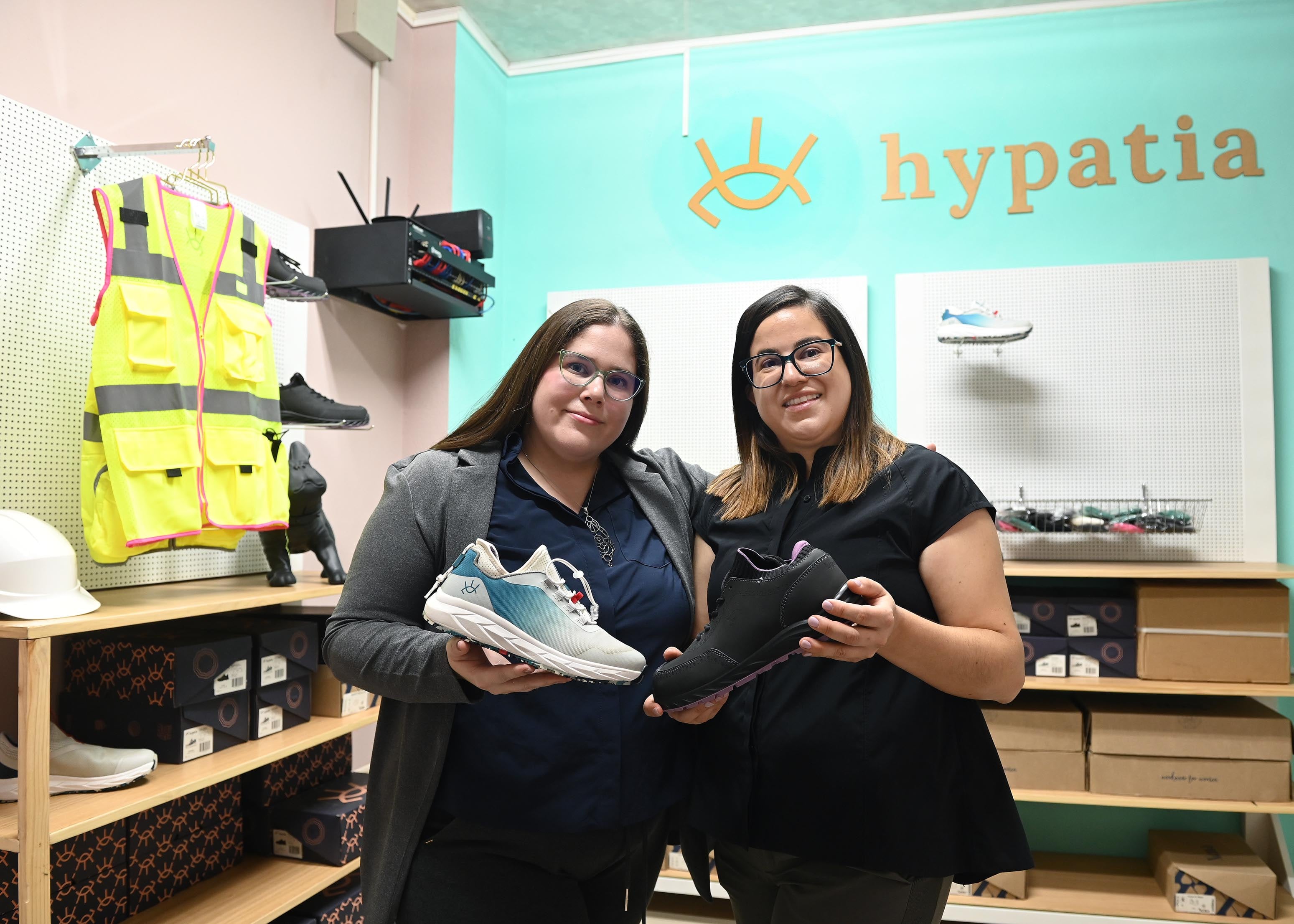 15 de julio del 2025. Barrio México, 10:00 hrs. Entrevista a Tania y Adriana Valerio Zamora, emprendedoras que tienen una empresa llamada Hypatia cuyo catálogo de productos está dirigido a la mujer profesional en cualquier campo. Chalecos, cáscos y una variedad de calzado son parte de los productos. En la foto: Tania y Adriana posaron en diferentes áreas de la empresa. Foto: Albert Marín