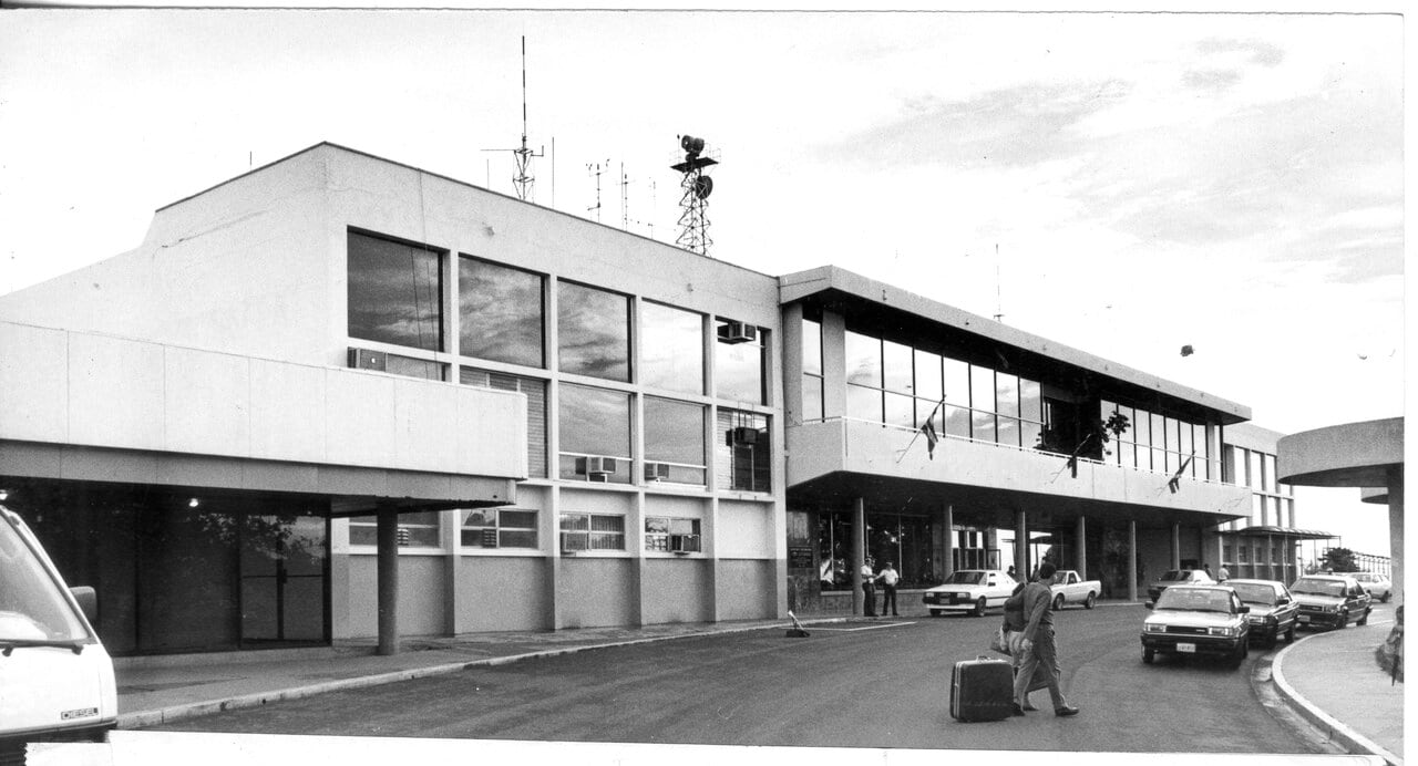 Vista de la fachada del aeropuerto Juan Santamaría.