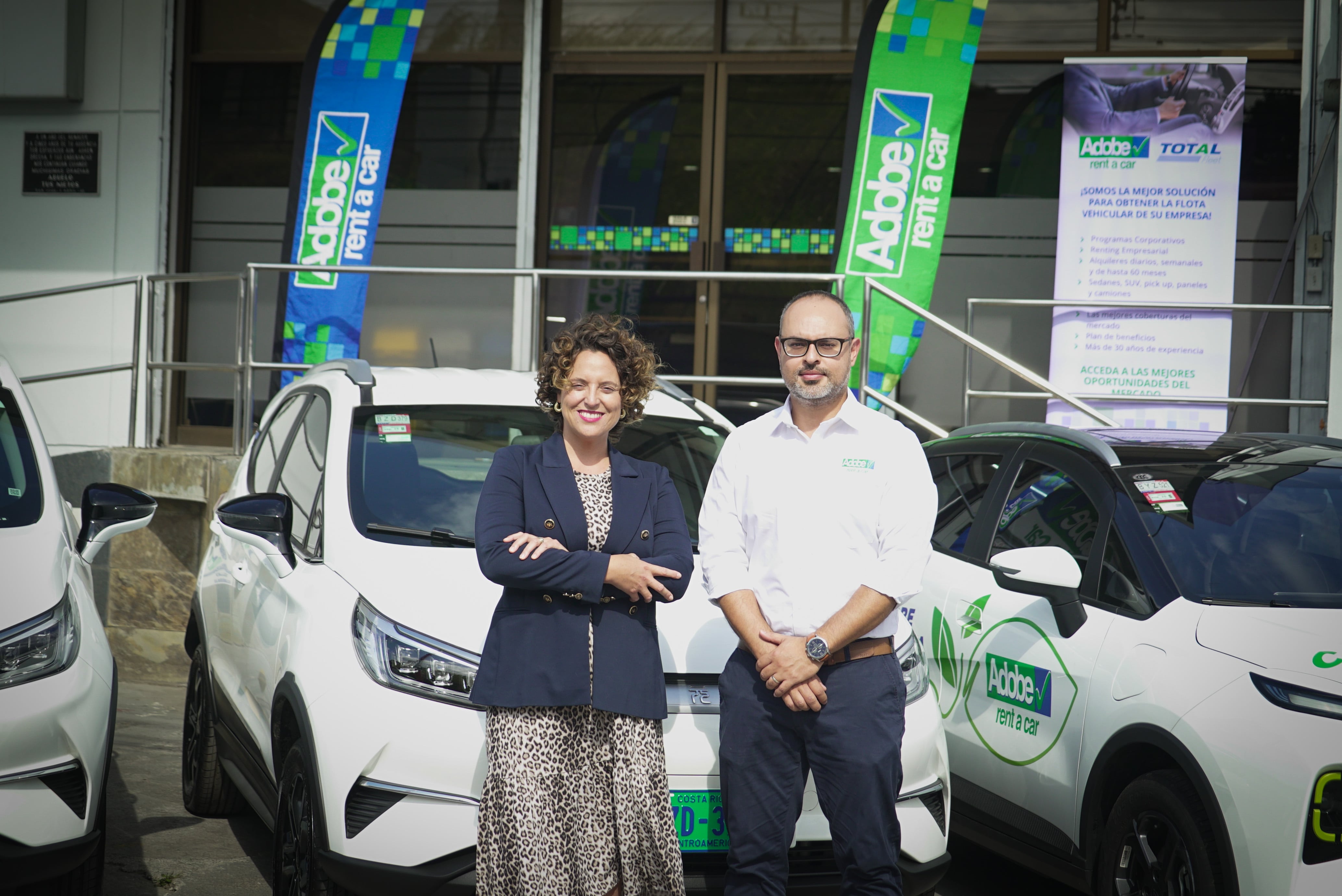 En la foto: Camila Angelini, gerente de Sostenibilidad y Asuntos Corporativos de Holcim y Rodolfo Gómez, gerente comercial de Adobe Rent a Car.