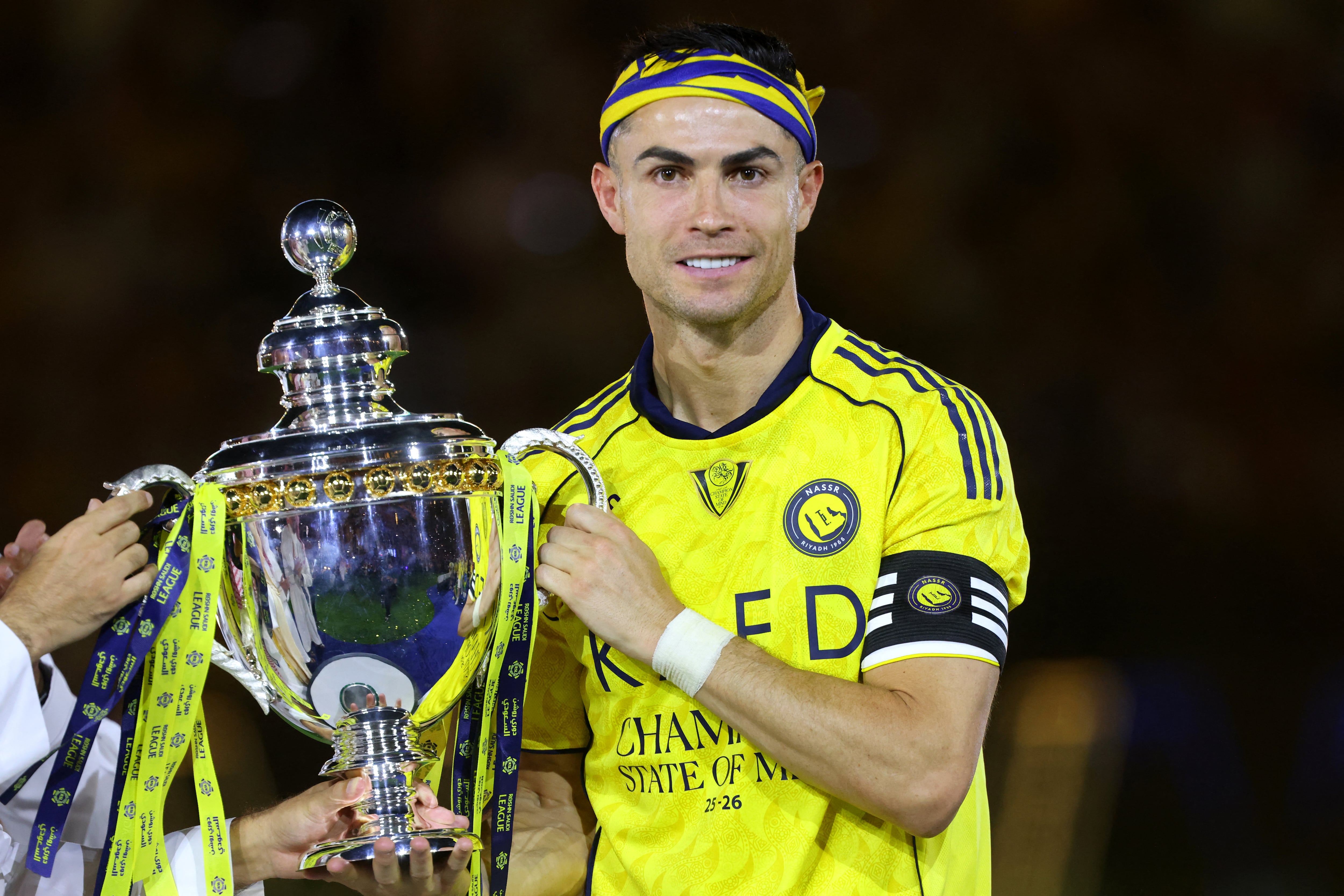 Cristiano Ronaldo posa con el trofeo luego de ganar la Liga de Arabia Saudita con el Al Nassar.