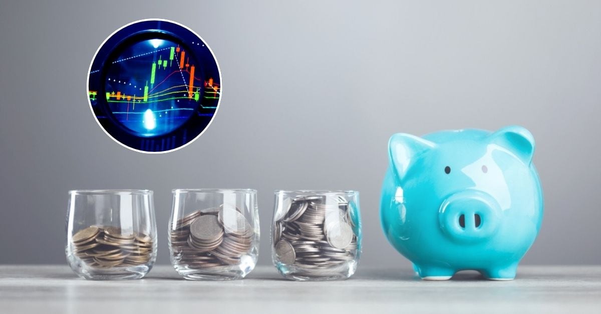 Tres frascos con monedas y una alcancía azul representan opciones de ahorro e inversión. En la parte superior, un gráfico de bolsa ilustra la volatilidad del mercado financiero.