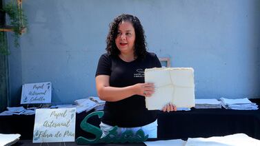 La microempresaria de Tres Ríos que crea papel artesanal de fibras naturales y papel reciclado