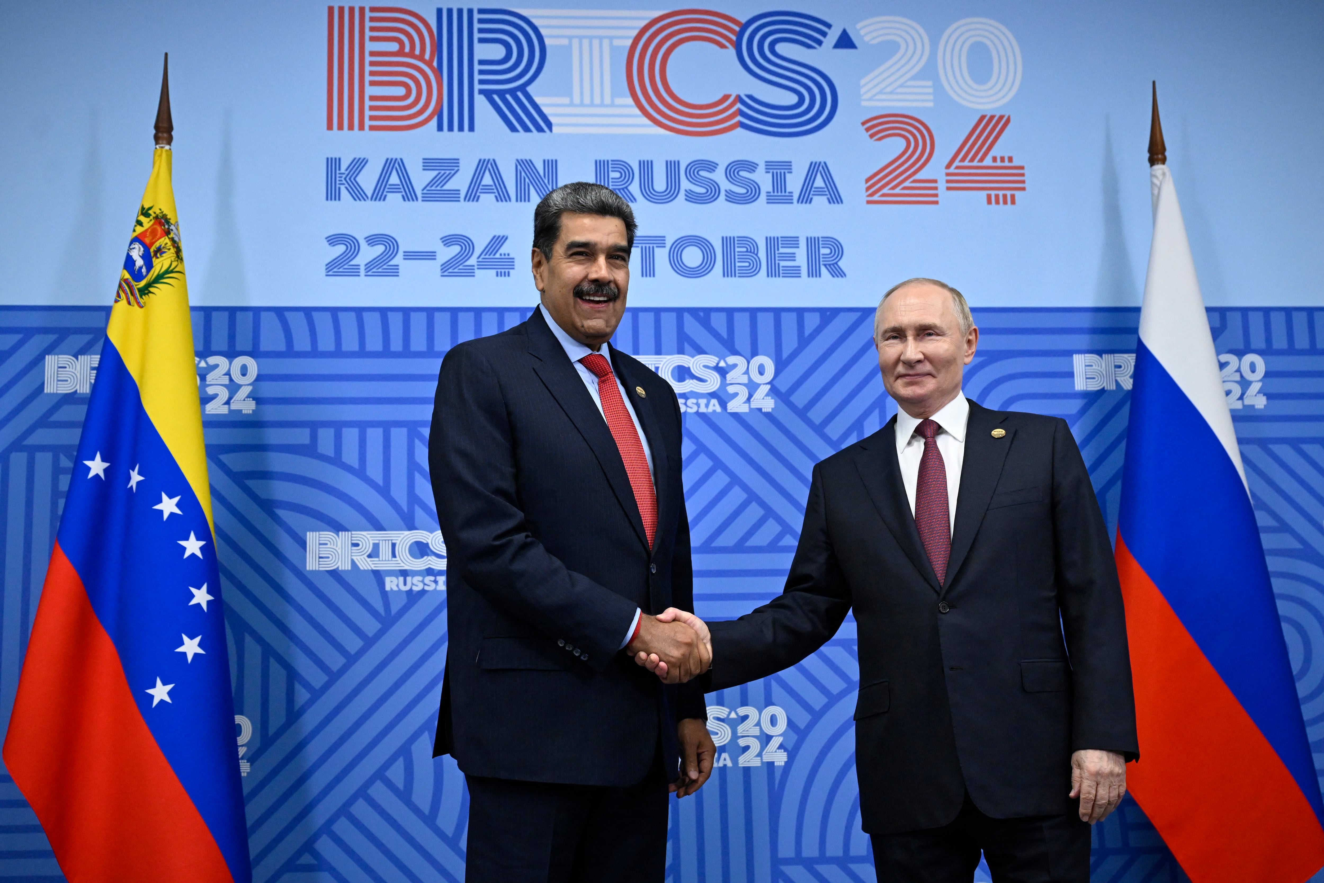 El presidente de Rusia, Vladimir Putin, se reúne con el presidente de Venezuela, Nicolás Maduro, al margen de la cumbre BRICS en Kazán. Putin describió a Venezuela como un aliado estratégico en América Latina durante la cumbre.