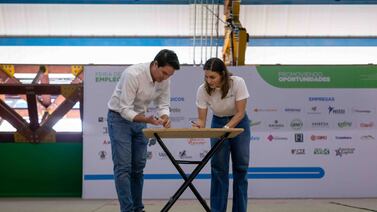 Programa becará a 120 jóvenes en áreas de alta demanda laboral y se asegurará que consigan trabajo