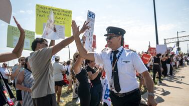 Gobierno de Canadá interviene para detener huelga de empresa de aviación; situación podría tardar hasta 10 días en normalizarse