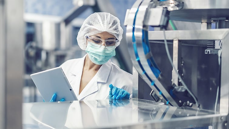 Fotografía de un proceso industrial de manufactura biomédica en entornos de producción controlados.