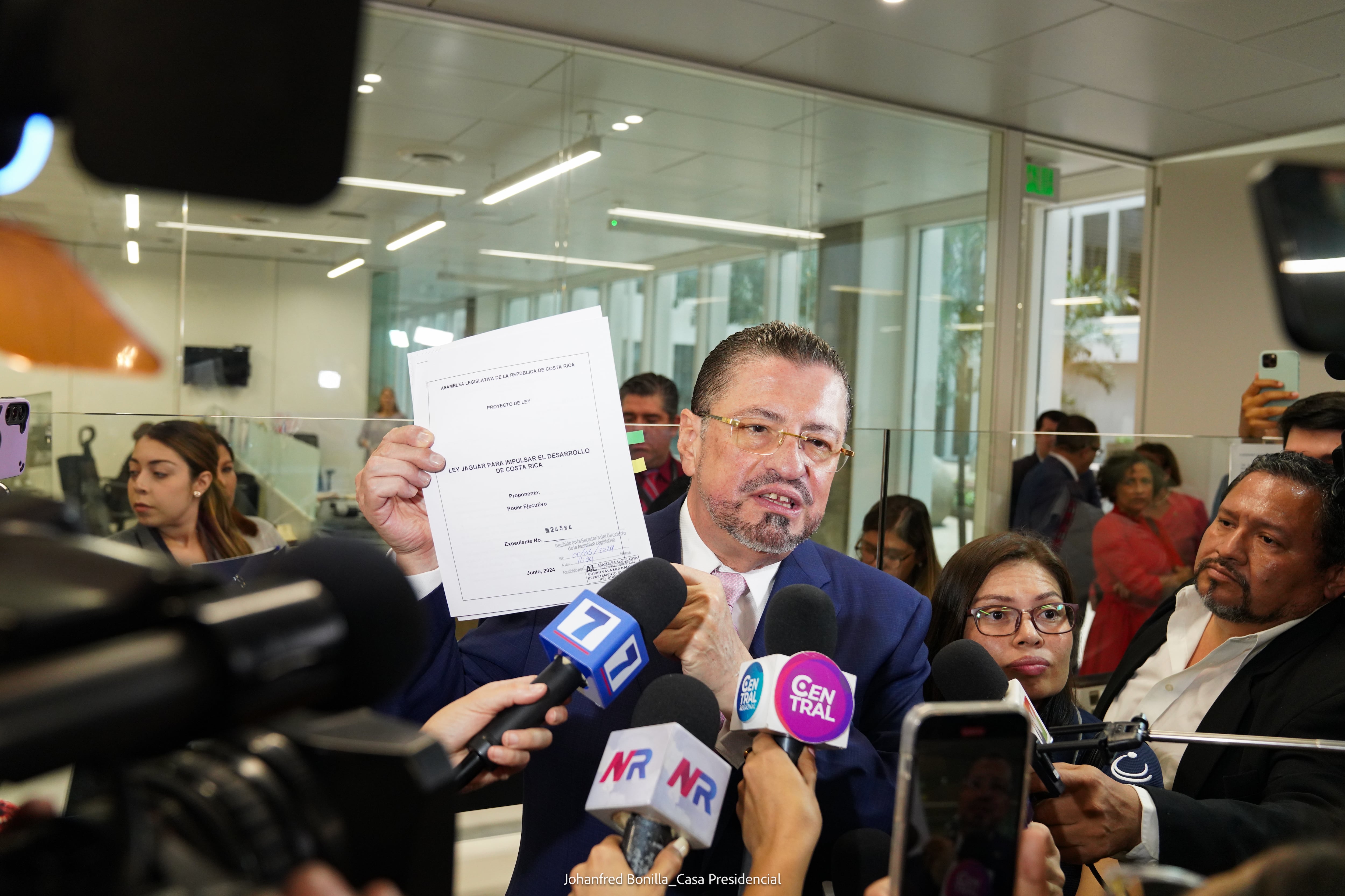 El presidente Rodrigo Chaves referendo una tercera ley jaguar.