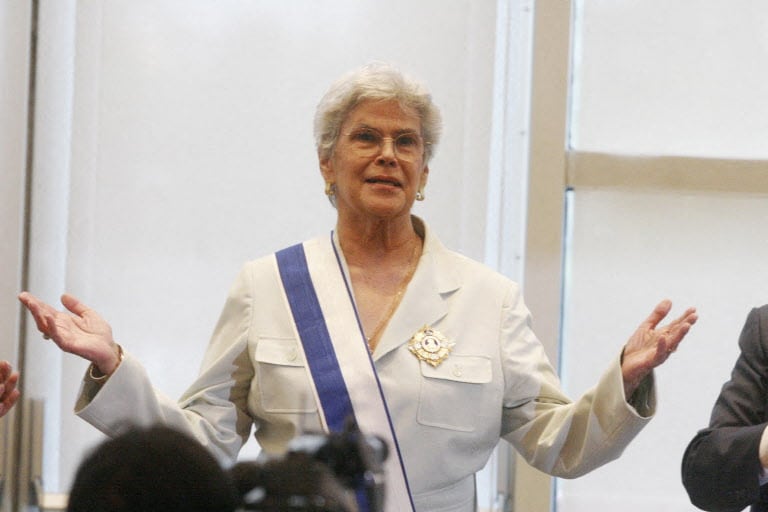 La ex presidenta (1990-1997) de Nicaragua Violeta Barrios de Chamorro, agradece la Orden Ruben Dario que le impusiera el presidente de Nicaragua Enrique Bola�os el 25 de abril del 2006 en la Casa Presidencial en Managua. Chamoro fue condecorada en el 16 aniversario de haber sido la primera mujer en la presidencia de Nicaragua, luego resultar electa al frente de una coalicion de partidos politicos para derrotar al gobernante Frente Sandinista de Liberacion Nacional (FSLN) en 1989. AFP PHOTO/Miguel ALVAREZ (Photo by MIGUEL ALVAREZ / AFP)