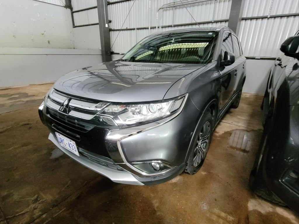 Mitsubishi Outlander, modelo 2017, placa JRC433, pasó de ¢7,2 millones a ¢5,04 millones.