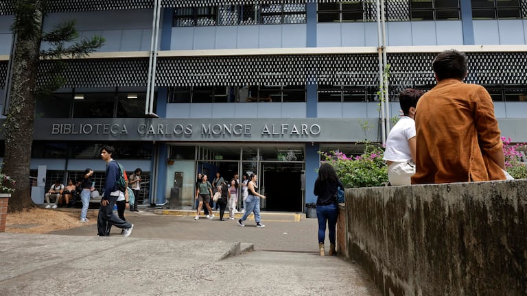¿En cuáles carreras cuesta más y en cuáles cuesta menos encontrar trabajo en Costa Rica? Tenemos los datos de 140 profesiones