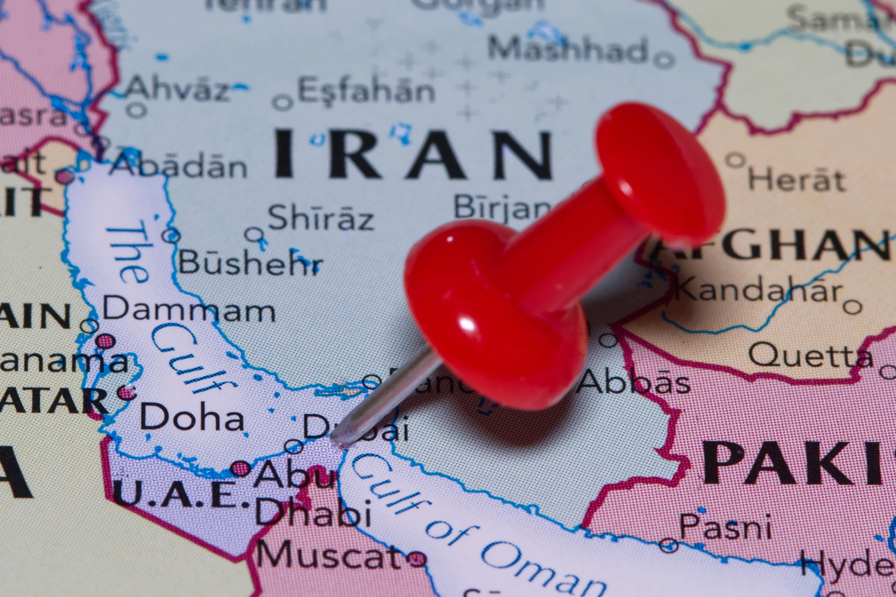 El estrecho de Ormuz, el golfo de Omán y Irán señalados en un mapa político, primer plano