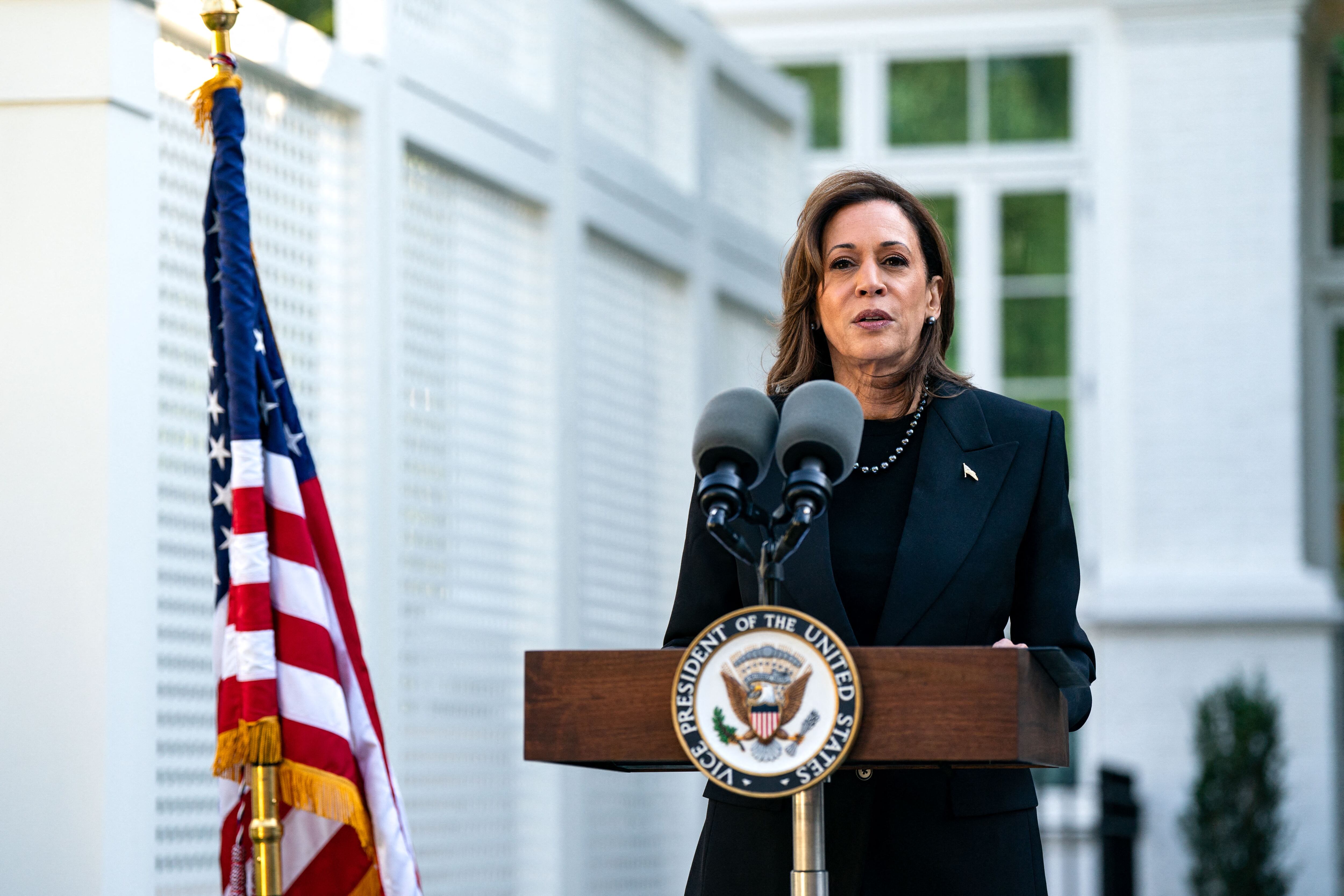 La vicepresidenta Kamala Harris dio un discurso en la residencia del vicepresidente en el Observatorio Naval de los Estados Unidos. Harris recientemente apoyó la propuesta de que Ucrania se una a la OTAN cuando sea oportuno.