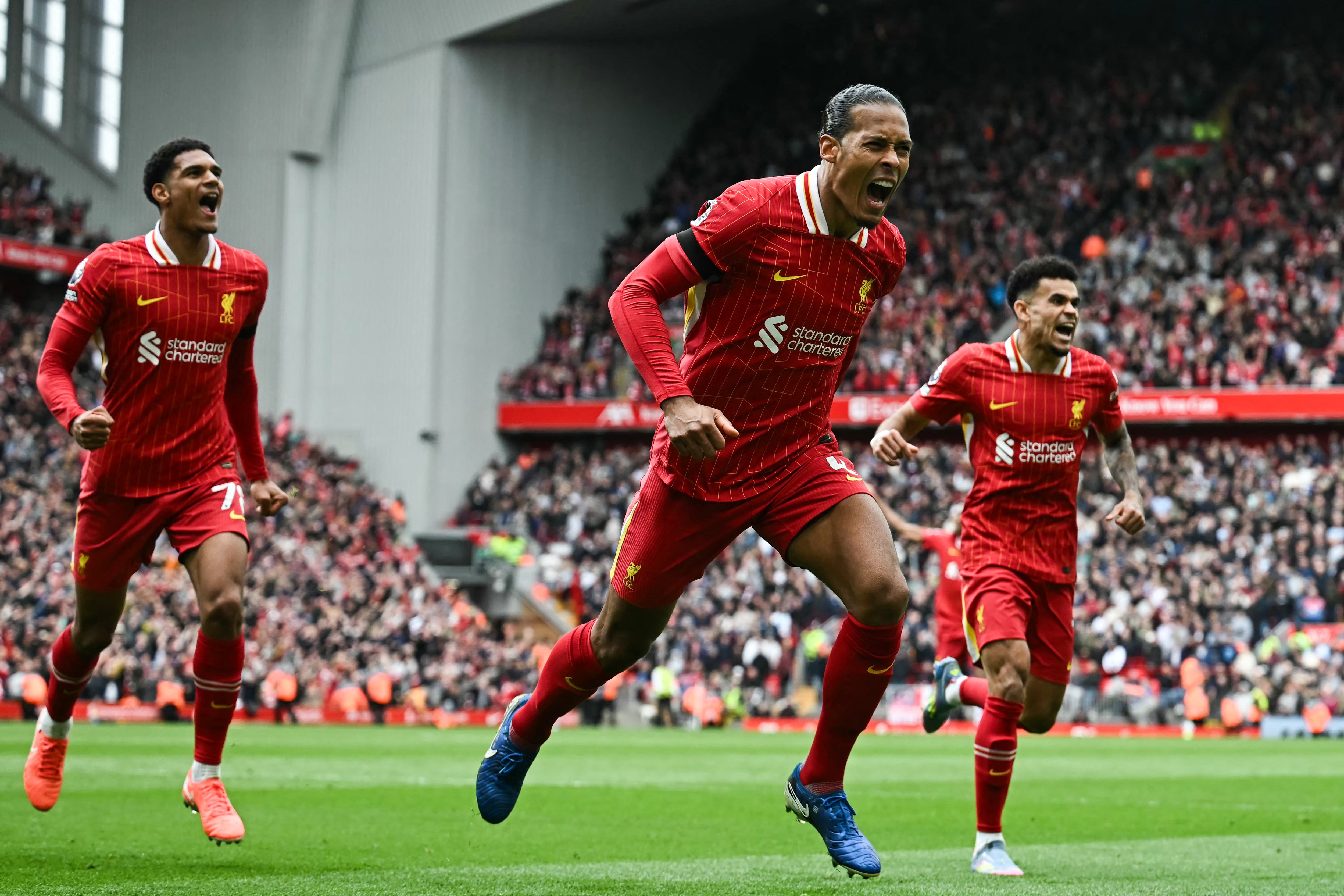 Virgil van Dijk  festeja su gol ante el West Ham