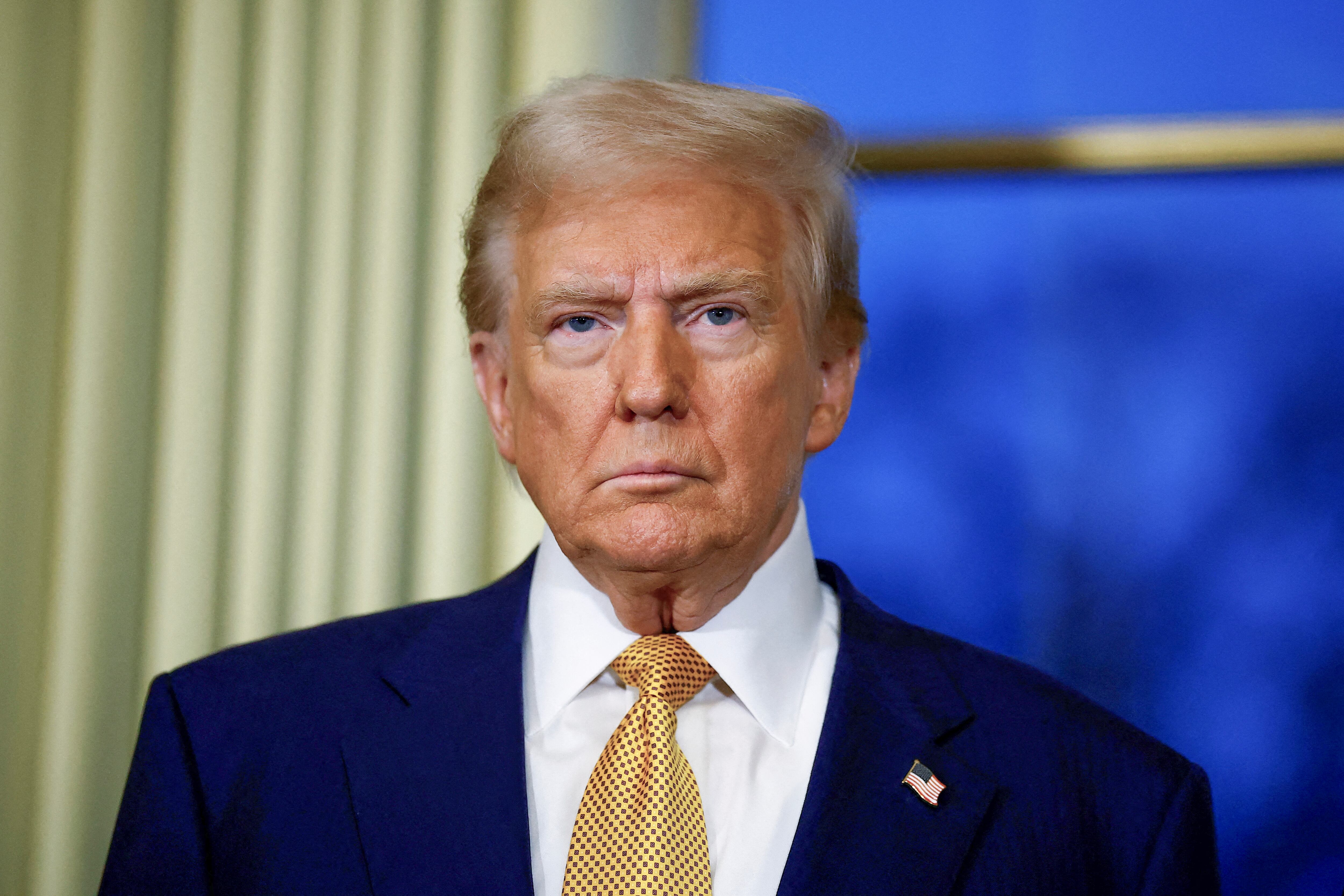Donald Trump, presidente electo de Estados Unidos, con expresión seria en una entrevista en París.