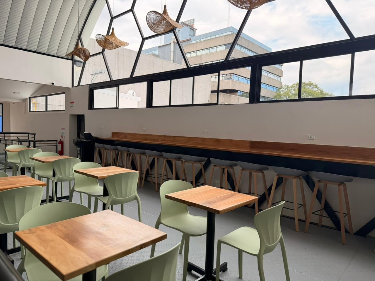 El segundo piso de la plaza cuenta con distintas áreas para sentarse a comer.