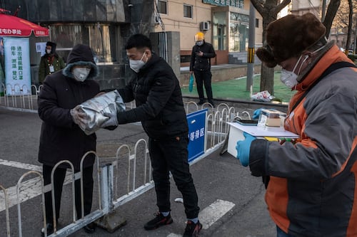 En una ciudad cerrada, la esperanza llega en motocicleta