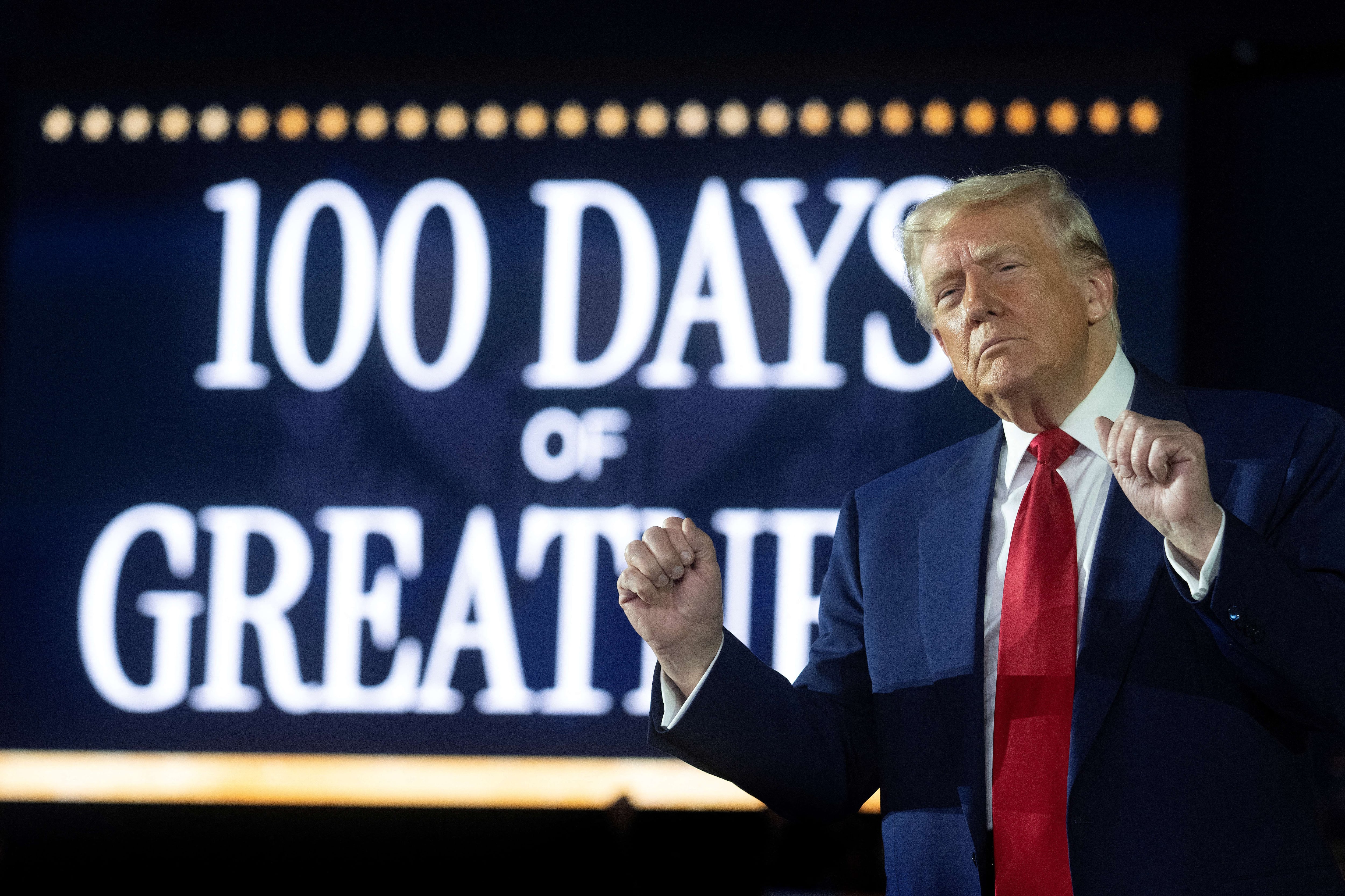 El presidente de EE. UU., Donald Trump, llega para pronunciar un discurso con motivo de su centésimo día en el cargo en el Sports Expo Center del Macomb County Community College en Warren, Michigan, el 29 de abril de 2025. Trump celebró los primeros 100 días de lo que ya es una de las presidencias más radicales y trascendentales en la historia de EE. UU., pero las encuestas muestran que los estadounidenses se están desilusionando con el tumulto económico y político. (Foto de Jim WATSON / AFP)