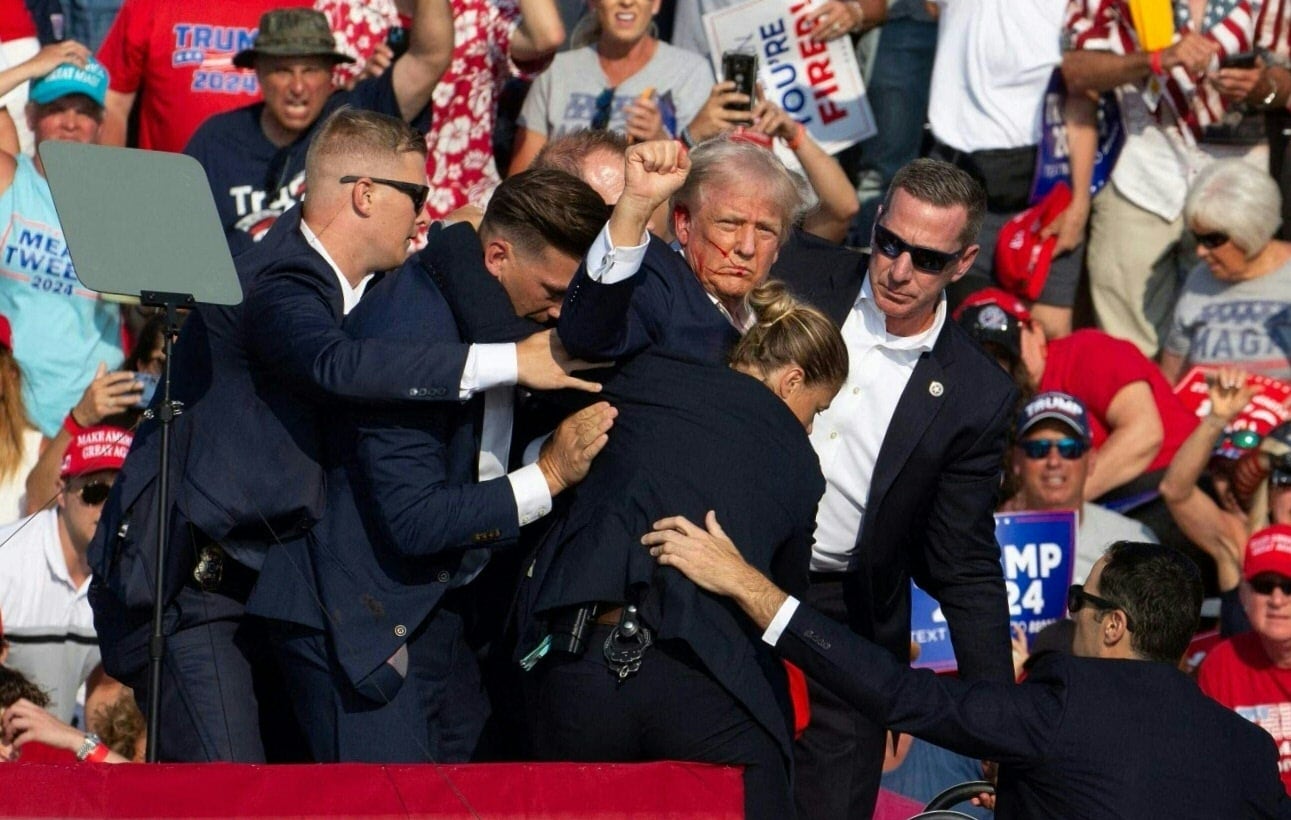 Conmoción en EE.UU.: disparan contra Donald Trump y lo hieren en un acto de campaña. AFP