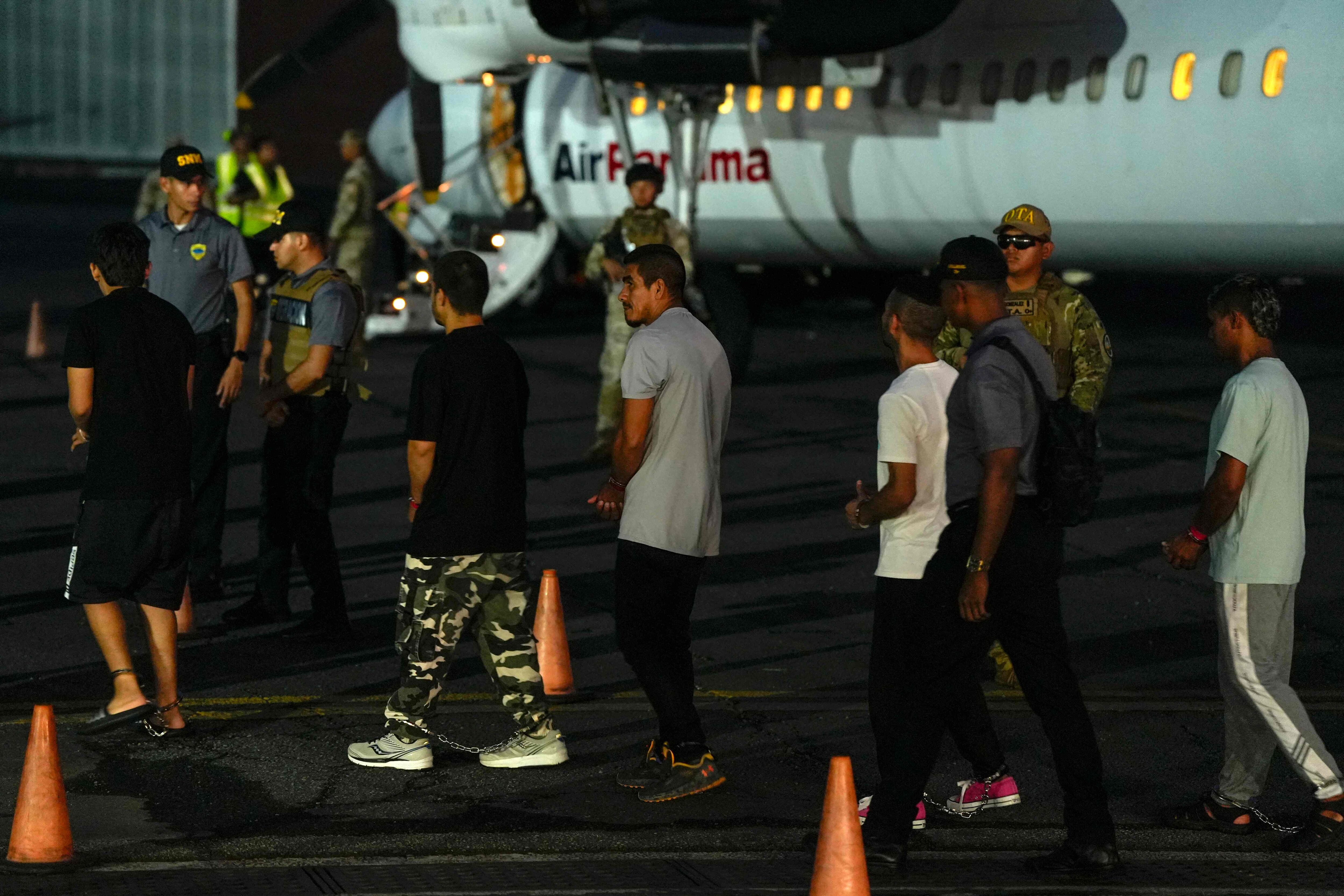 Estados Unidos y Panamá llegaron a un acuerdo para que los migrantes que no cumplan con los requisitos para seguir hacia el norte del continente sean deportados. En la imagen, un primer grupo de colombianos fue deportado a su país desde suelo panameño. Foto: AFP