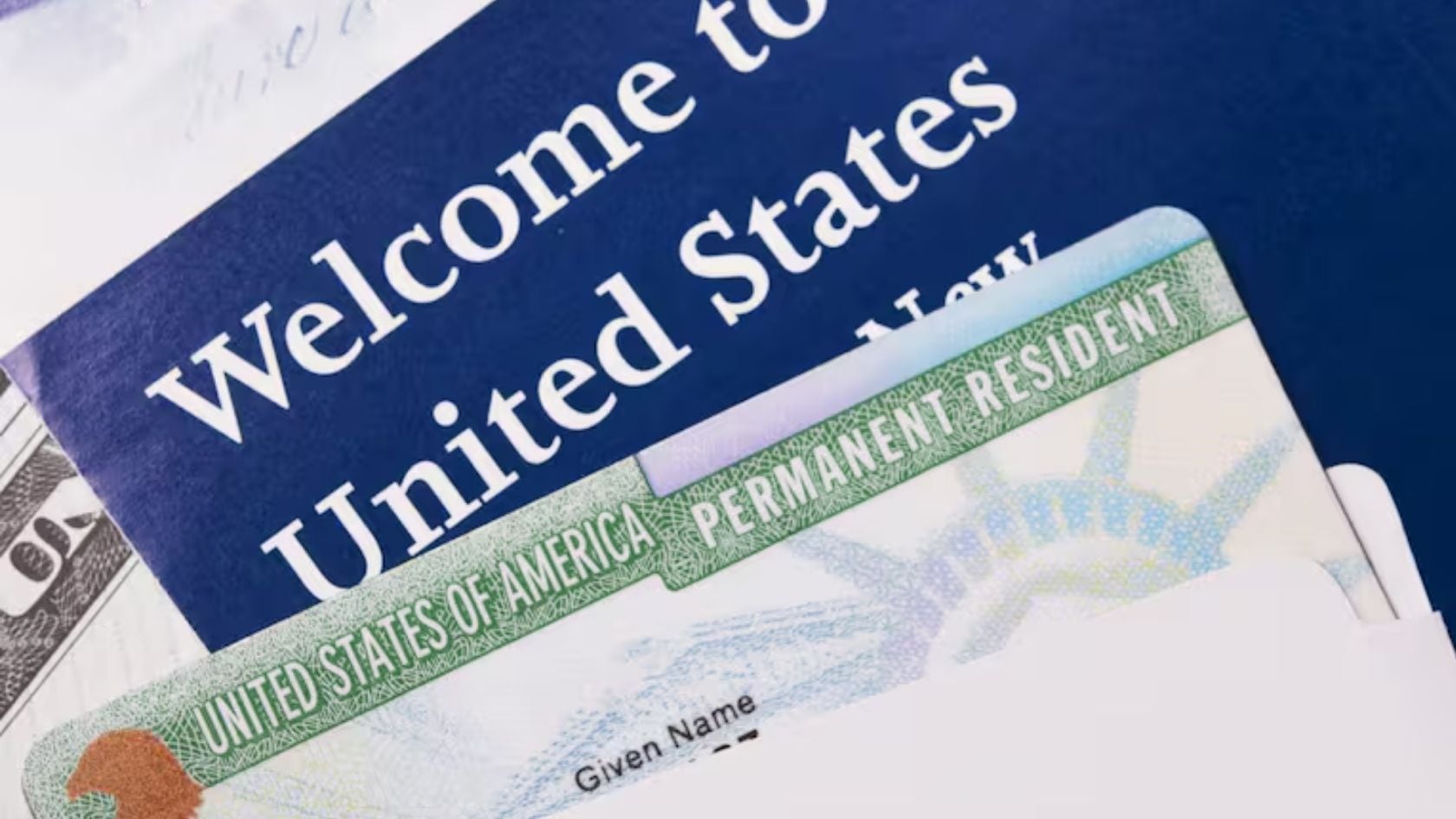 El USCIS detalla las normas que deben cumplir los residentes para no perder la green card por abandono o incumplimiento.