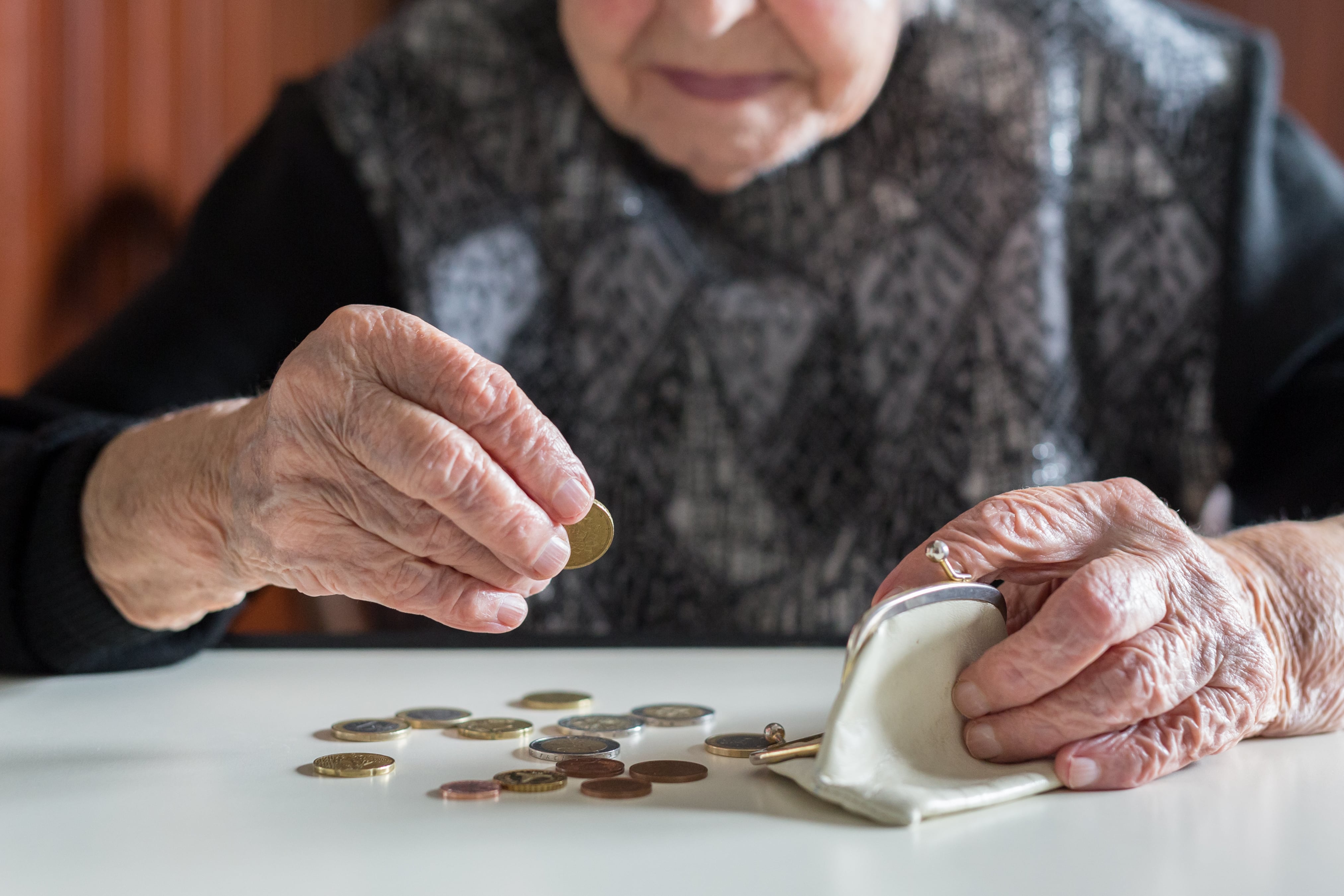 En Costa Rica hay 40.000 adultos mayores pobres en pobreza y pobreza extrema sin una pensión. Foto: Shutterstock.