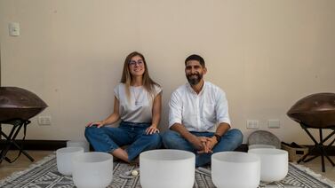 Él renunció a su empleo, ella transformó el servicio de psicología y crearon Resonante, que brinda sonoterapia y atención integral