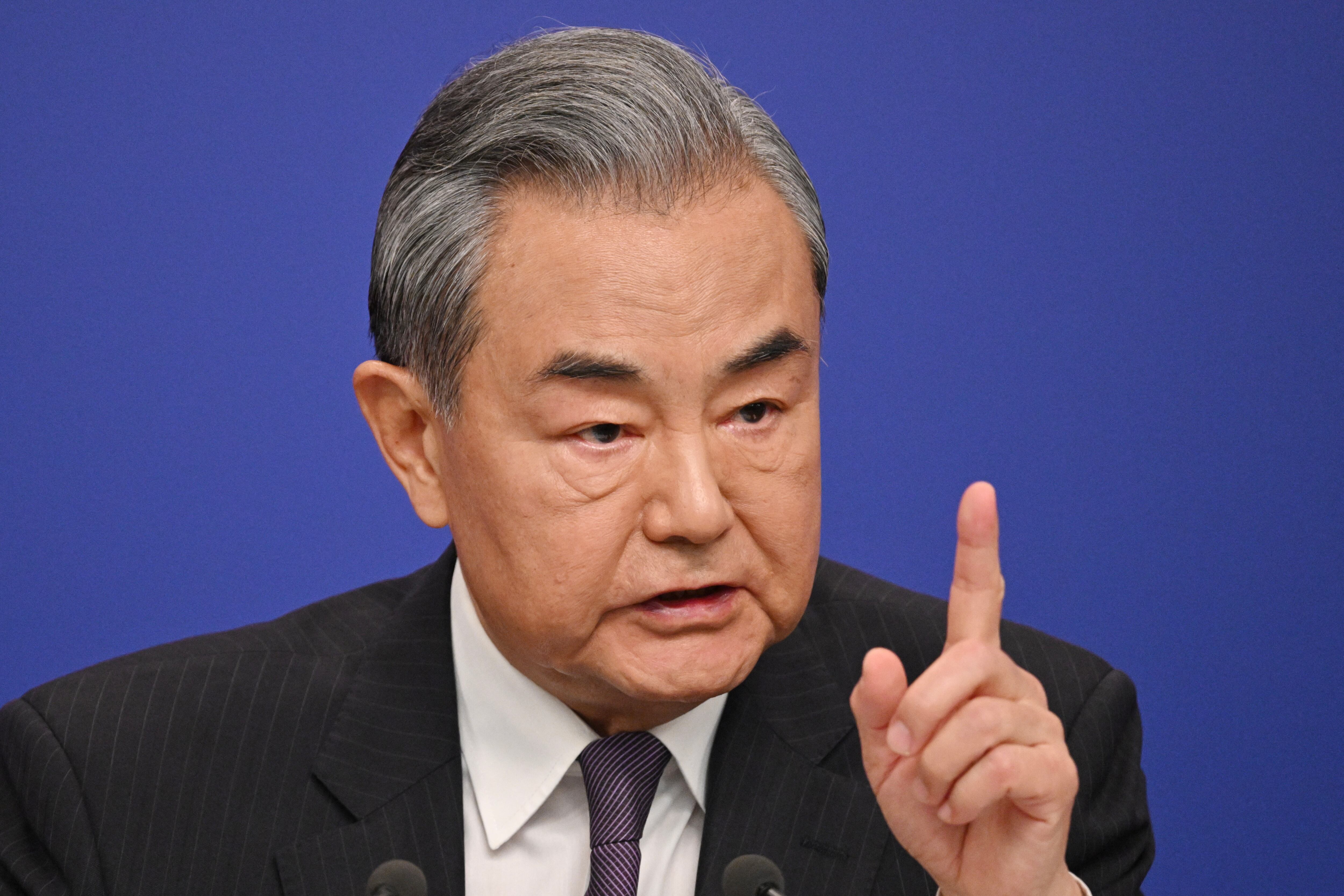 El Ministro de Relaciones Exteriores de China, Wang Yi, habla en una conferencia de prensa durante la actual Asamblea Popular Nacional (APN) en Pekín el 7 de marzo de 2025.