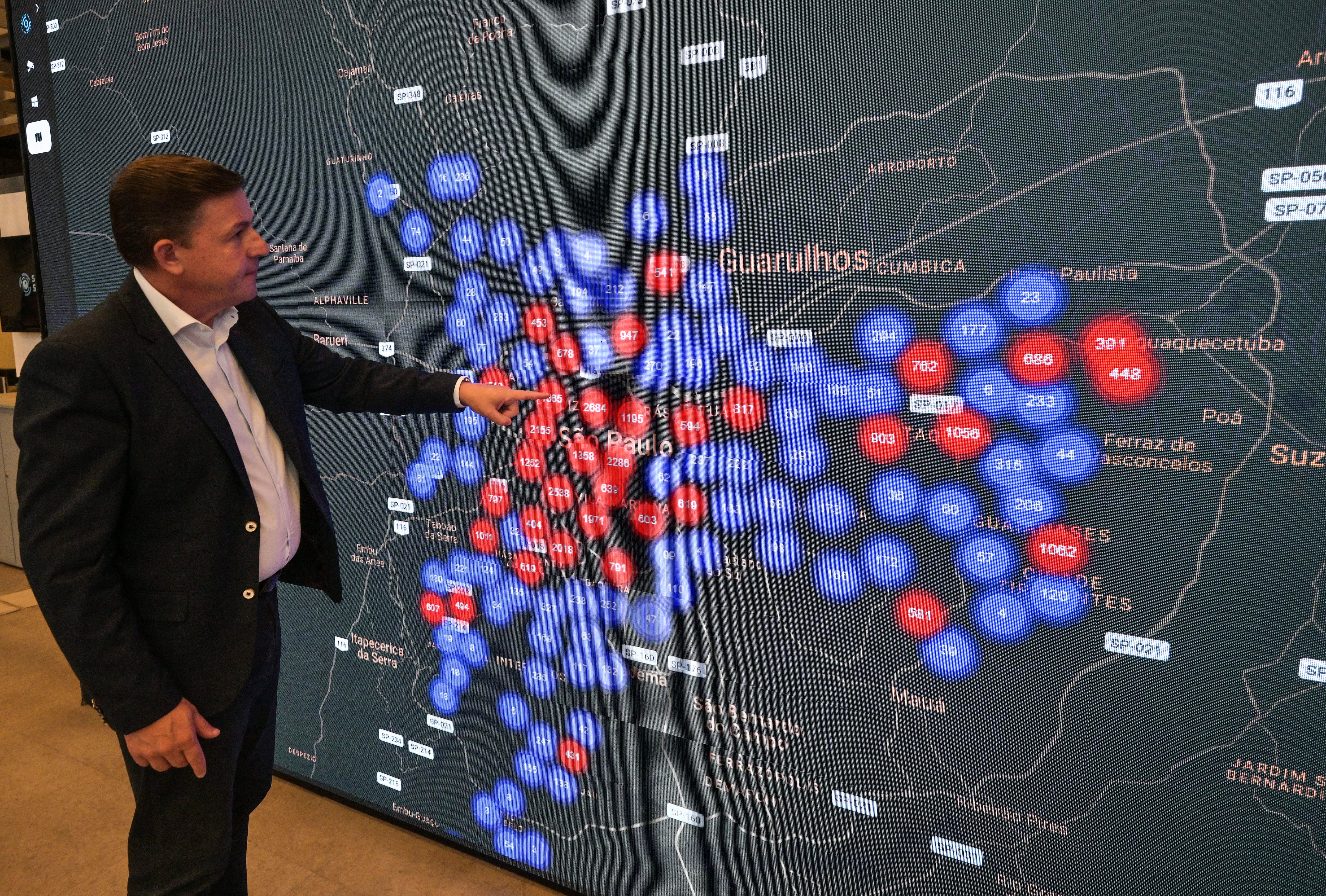 El secretario municipal de Seguridad Urbana de São Paulo, Orlando Morando, muestra el funcionamiento del sistema de monitoreo Smart Sampa en São Paulo, Brasil, el 25 de febrero de 2026. En el corazón de São Paulo, un "prisonómetro" registra en tiempo real el número de personas encarceladas gracias al sistema de reconocimiento facial con IA más grande de Latinoamérica, pero sus éxitos se han visto empañados por arrestos erróneos. El contador digital se ubica fuera del centro de monitoreo Smart Sampa, donde decenas de policías observan las imágenes que llegan de 40.000 cámaras en la megalópolis brasileña.