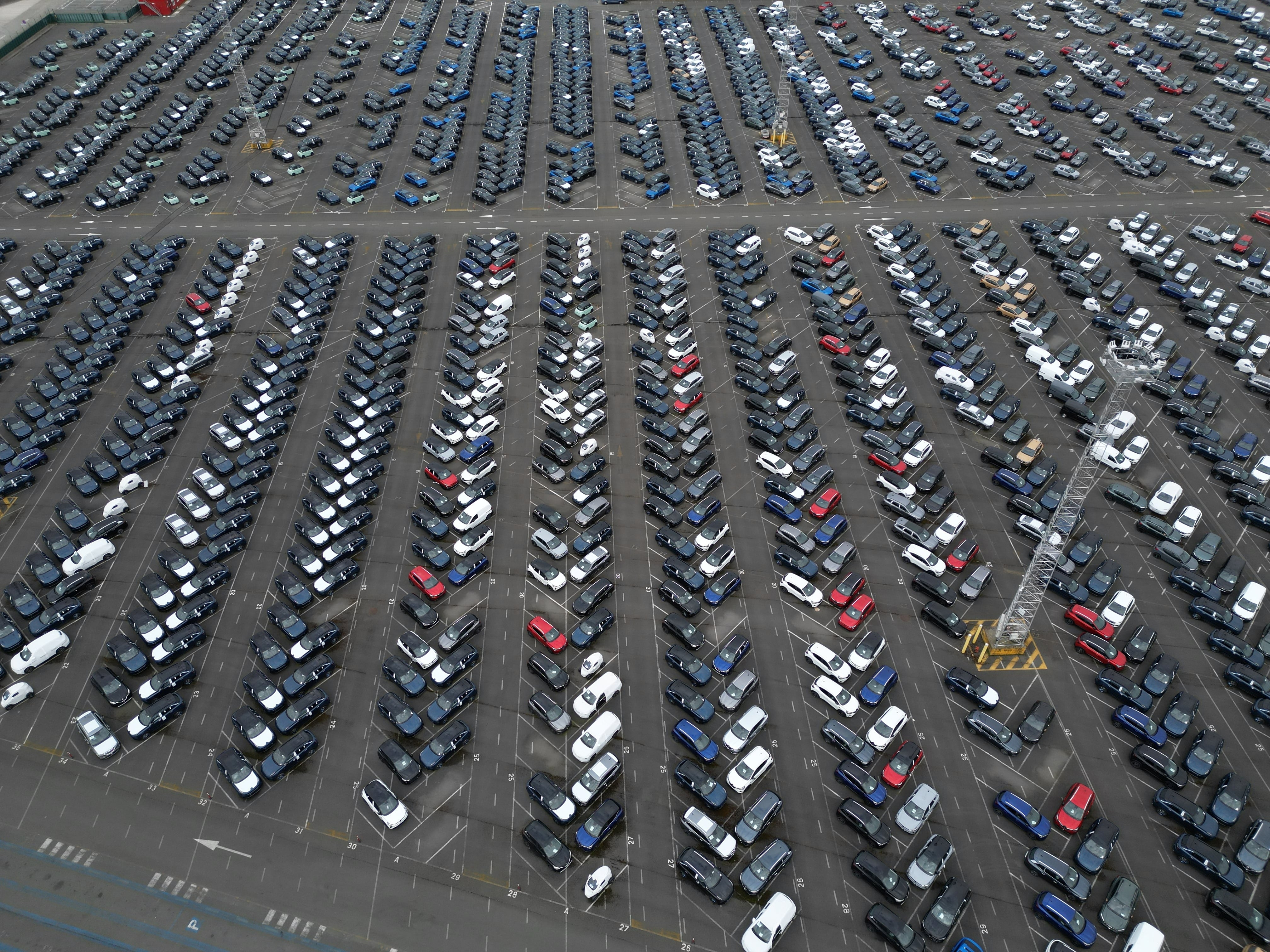 Lote de vehículos eléctricos chinos almacenados en fábrica de China, carros eléctricos chinos