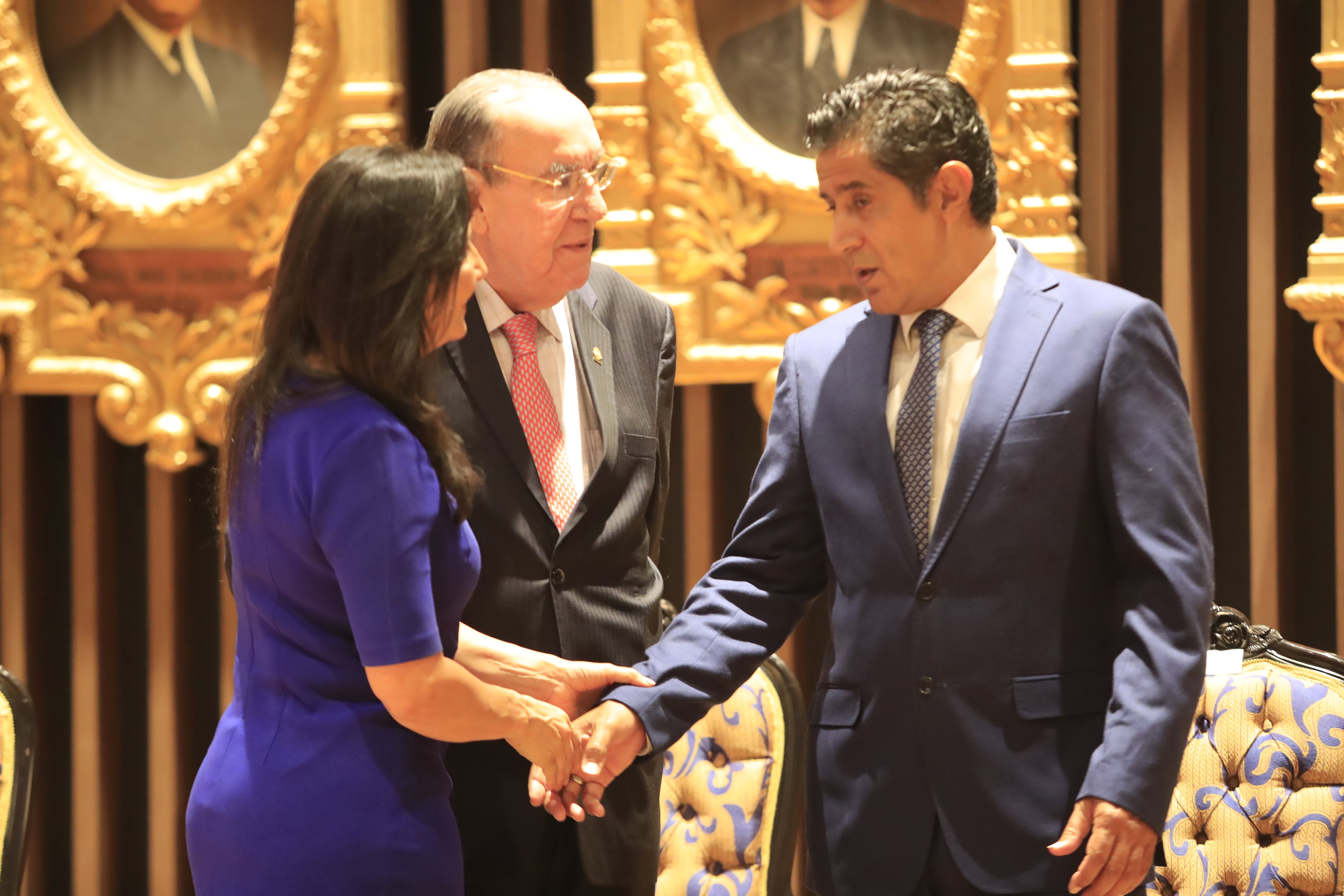 El ministro de Hacienda, Nogui Acosta, entregó el Presupuesto Nacional 2024 al presidente de l Asamblea Legislativa, Rodrigo Arias, y a la presidenta de la Comisión de Hacendarios, Paulina Ramírez.