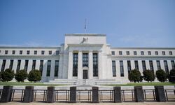 Integrantes de la Reserva Federal de Estados Unidos anticipan posibles aumentos de tasas por guerra e inflación