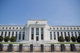 Integrantes de la Reserva Federal de Estados Unidos anticipan posibles aumentos de tasas por guerra e inflación