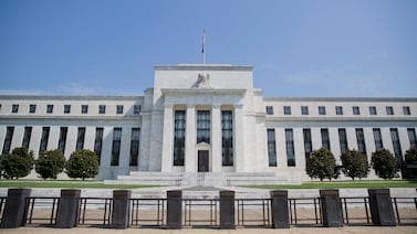 Integrantes de la Reserva Federal de Estados Unidos anticipan posibles aumentos de tasas por guerra e inflación