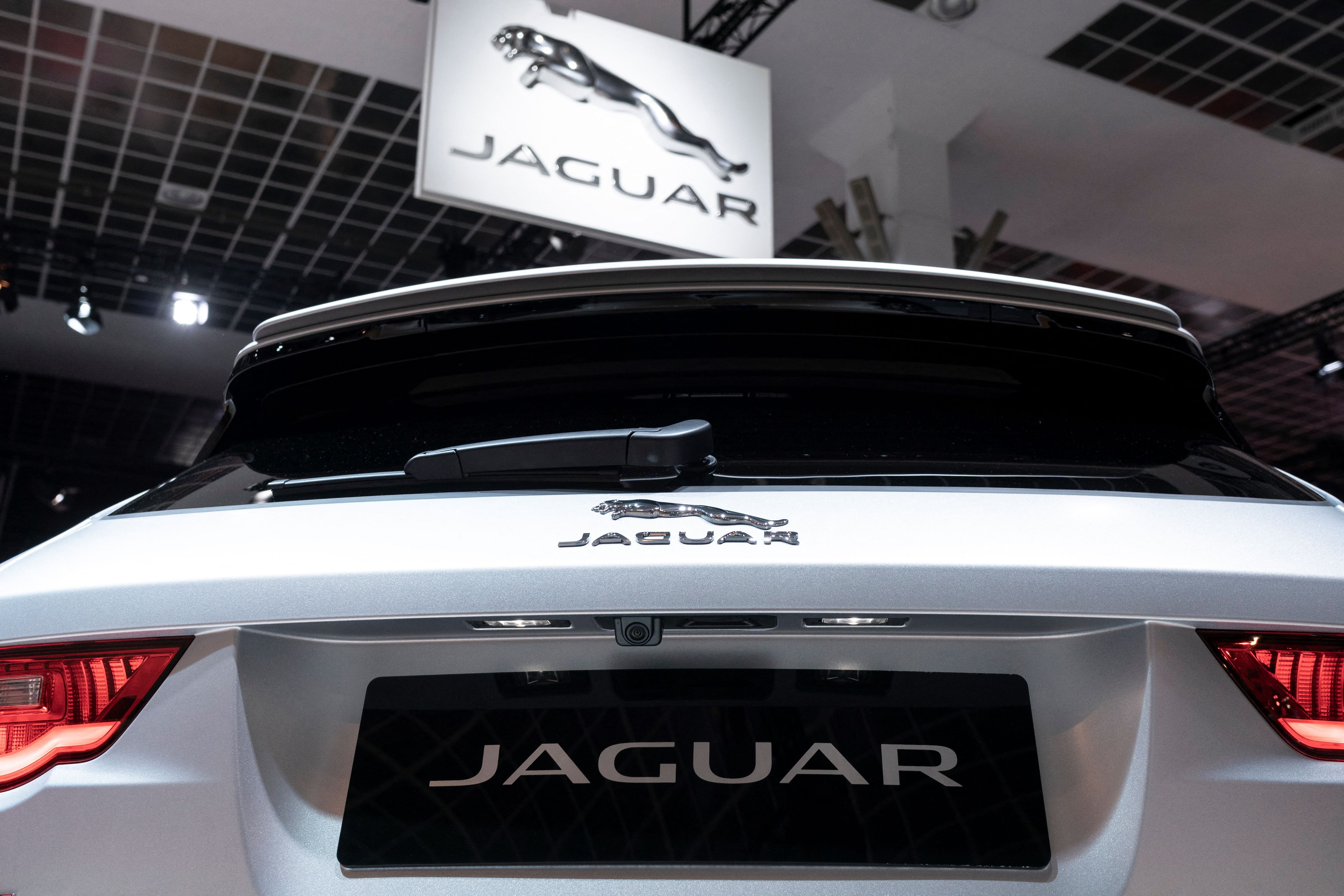 Jaguar, fabricante de vehículos de lujo inglés, anunció que suspende el envío de nuevos carros a Estados Unidos a raíz de los aranceles de Trump.