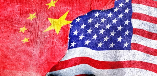 Ilustración de las banderas de China y Estados Unidos enfrentadas y agrietadas, simbolizando la tensión comercial y los aranceles impuestos entre ambas potencias.