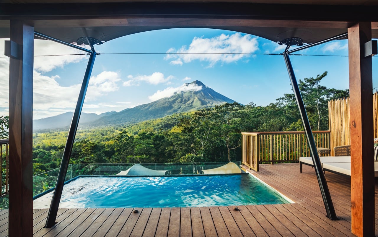 Hoteles de segmento alto, como el Nayara Springs, en La Fortuna, San Carlos, hicieron transbordo de turistas en los bloqueos, para evitar una mayor caída en la visitación el fin de semana. Foto: Cortesía