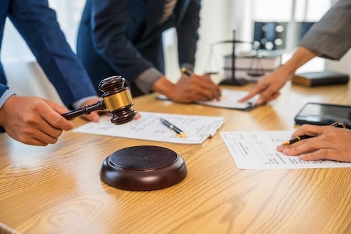 Se requiere de un proceso en un Juzgado de Trabajo para cobrar las prestaciones de un trabajador fallecido.