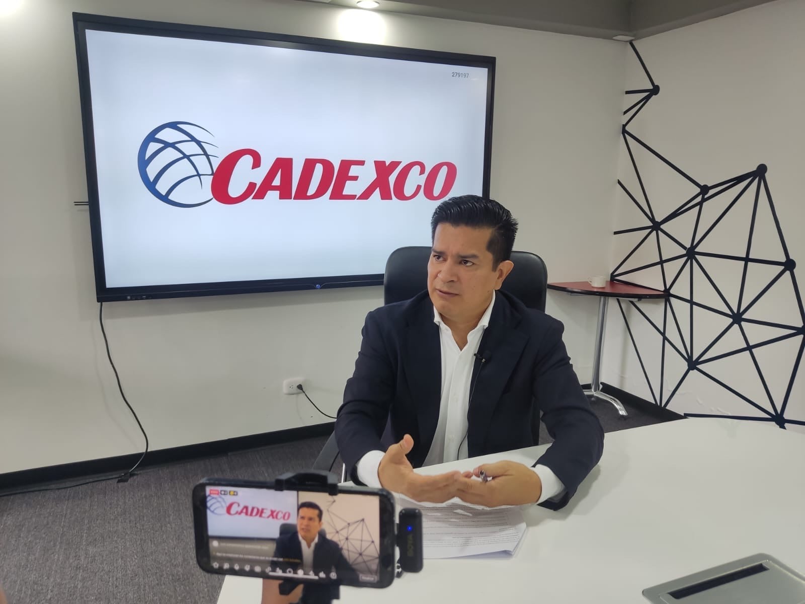 Víctor Pérez, presidente de Cadexco, habla luego de una conferencia de prensa con medios de comunicación.
