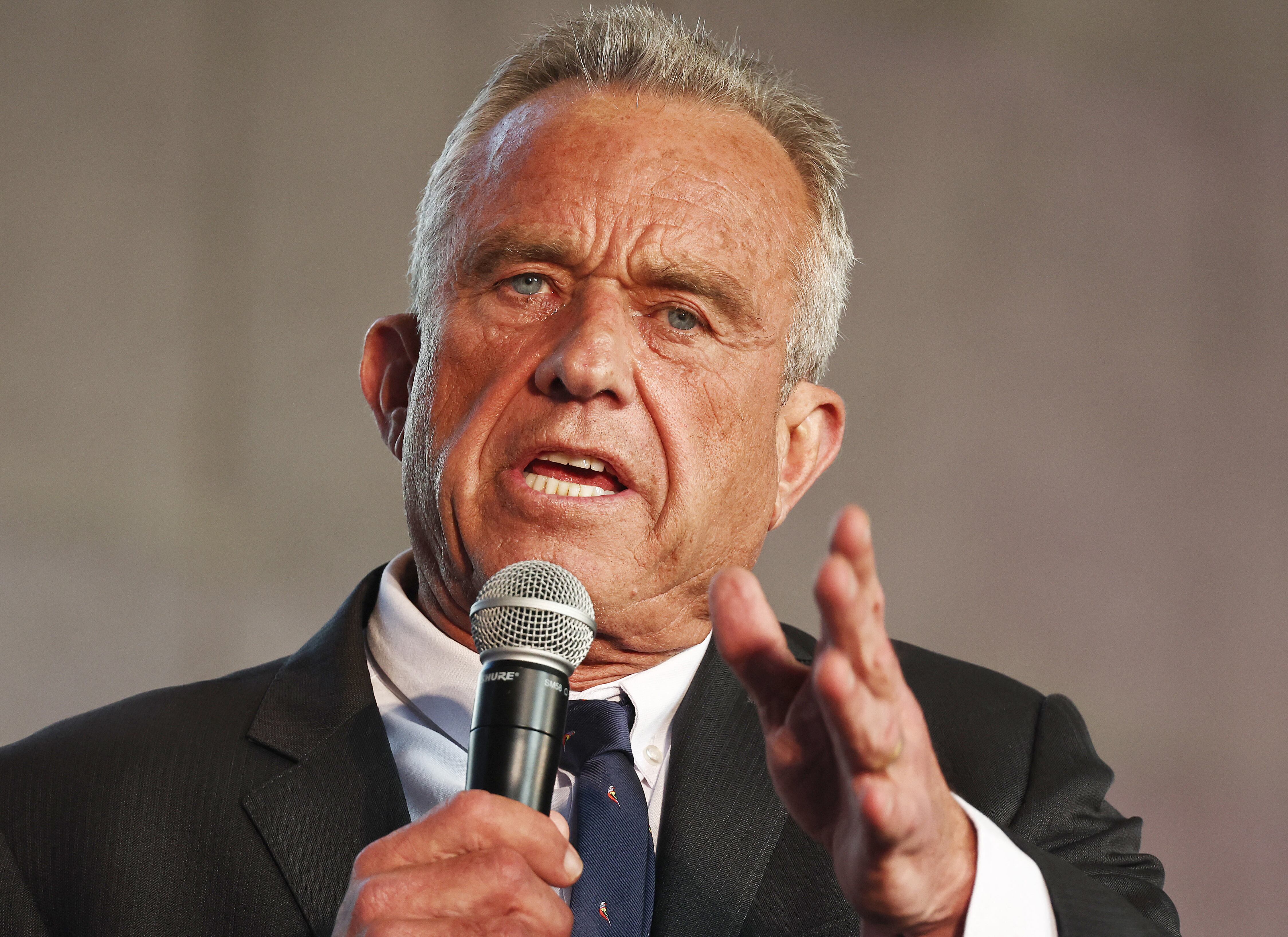 El candidato presidencial independiente Robert F. Kennedy Jr. de 70 años está impulsando el acercamiento a los latinos en una apuesta independiente de largo alcance en la carrera presidencial de 2024.