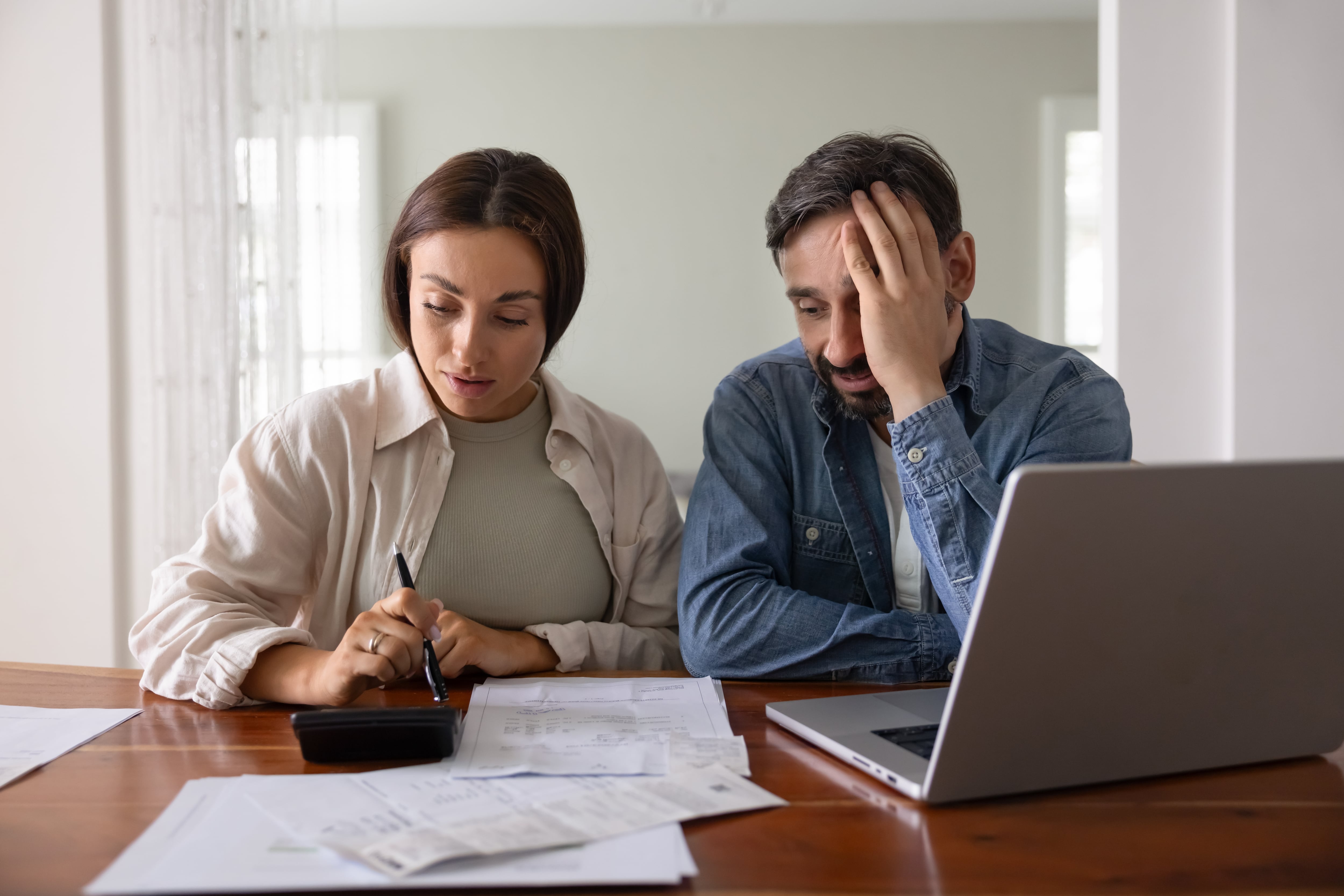 Personas estresadas por cuentas o finanzas