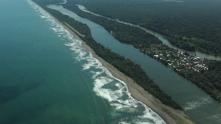 Así ven los ticos el costo de vacacionar en Costa Rica y el impacto del precio del dólar en el turismo