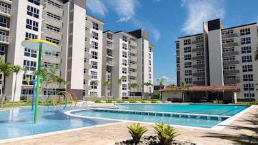 Crédito y tamaño de vivienda, seguro contra siniestros y segunda propiedad según ingresos de cada hogar en Costa Rica