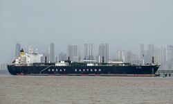 Irán vuelve a cerrar el estrecho de Ormuz y frena el alivio en los mercados petroleros