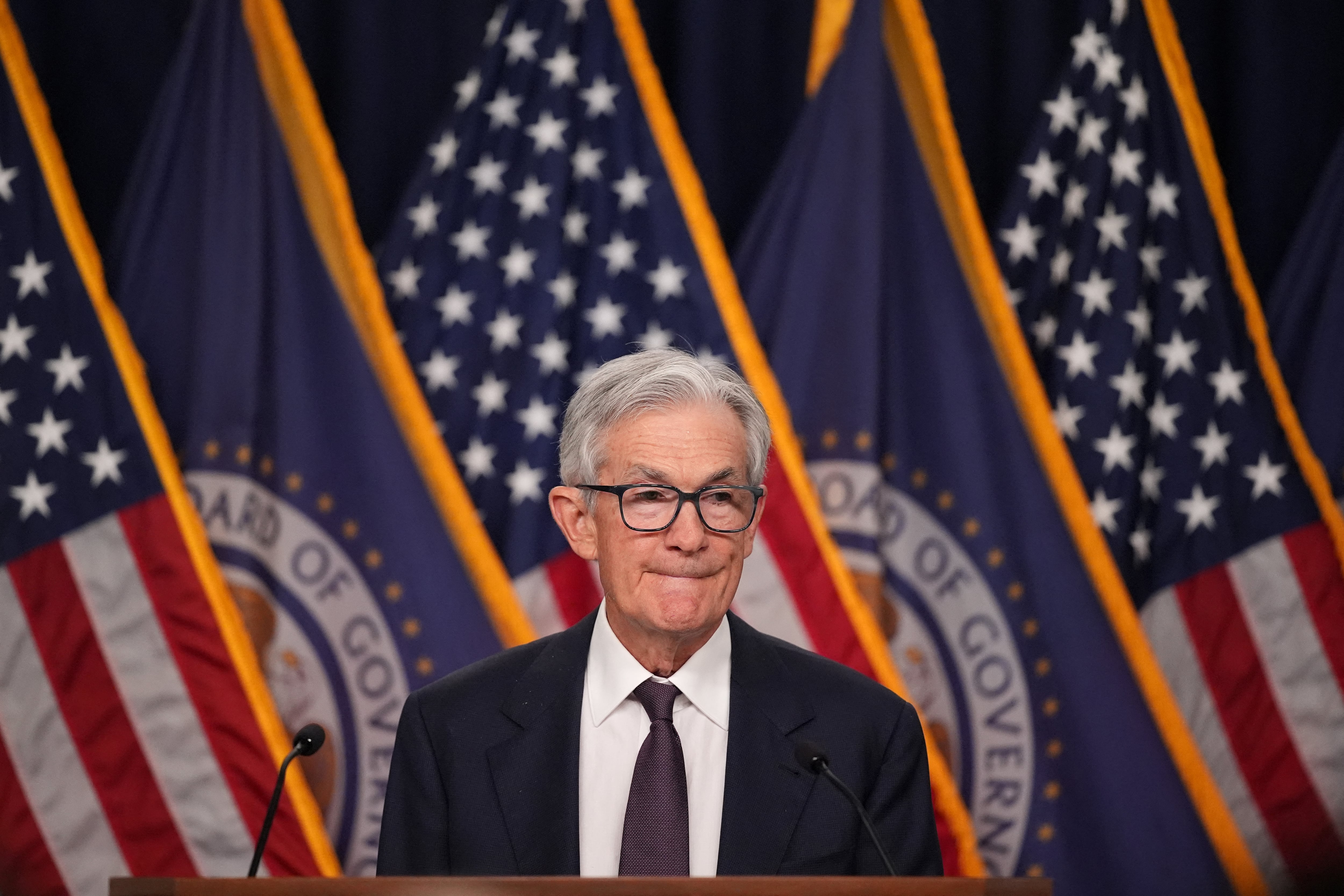 El presidente de la Reserva Federal, Jerome Powell, hace una pausa durante una conferencia de prensa tras la reunión del Comité Federal de Mercado Abierto (FOMC) en el edificio William McChesney Martin Jr. de la Junta de la Reserva Federal este 7 de mayo. Fotografía: