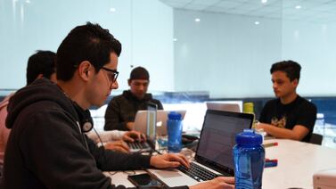 Expectativas de contratación, oportunidades de negocios y el porcentaje de compromiso con el trabajo, según tres estudios