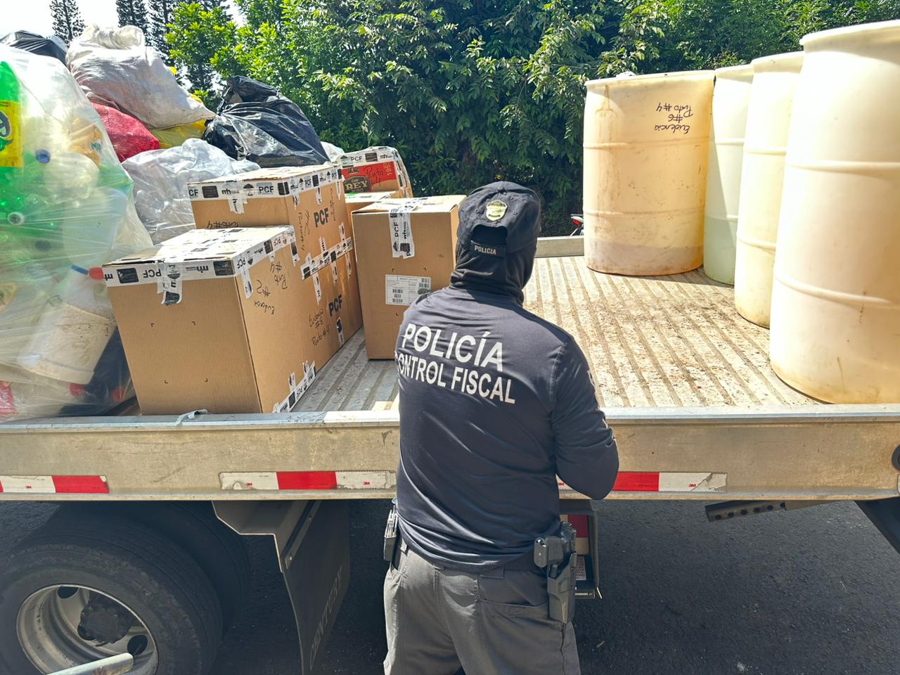 La fábrica y las viviendas fueron allanados este por la Policía de Control Fiscal, en coordinación con el Ministerio Público de Cañas este miércoles. Foto (PCF)