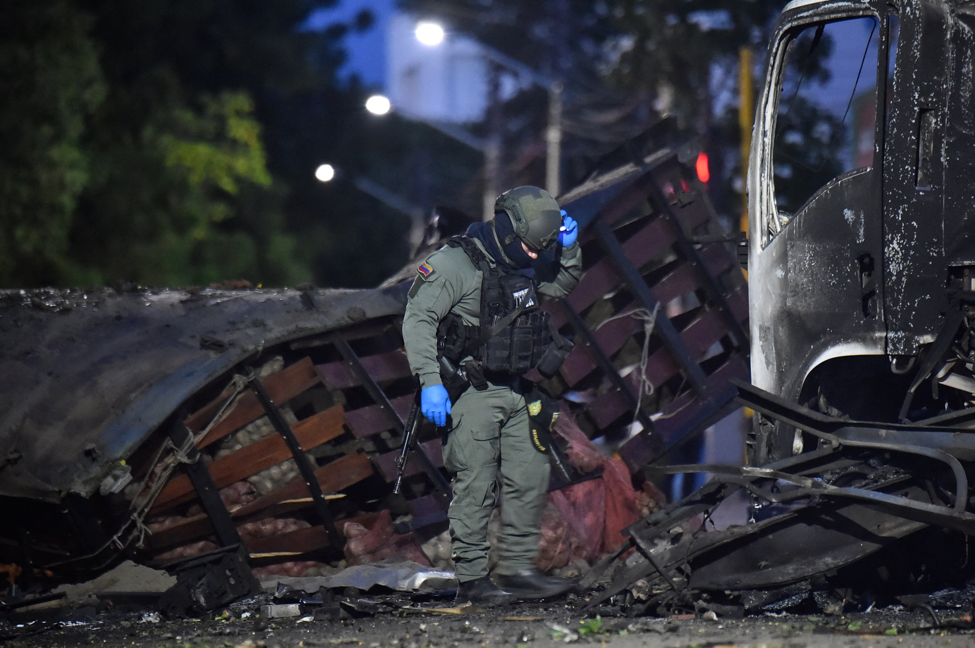 Un agente de policía inspecciona los restos de un camión tras la explosión de un coche bomba cerca de una comisaría en Cúcuta, Colombia, el 1 de agosto de 2026. Al menos 11 personas resultaron heridas en la explosión de un camión bomba el 1 de agosto en la ciudad colombiana de Cúcuta, cerca de la frontera con Venezuela, seis días antes de la investidura del presidente electo Abelardo de la Espriella, según informaron las autoridades locales. (Foto de Schneyder Mendoza / AFP)