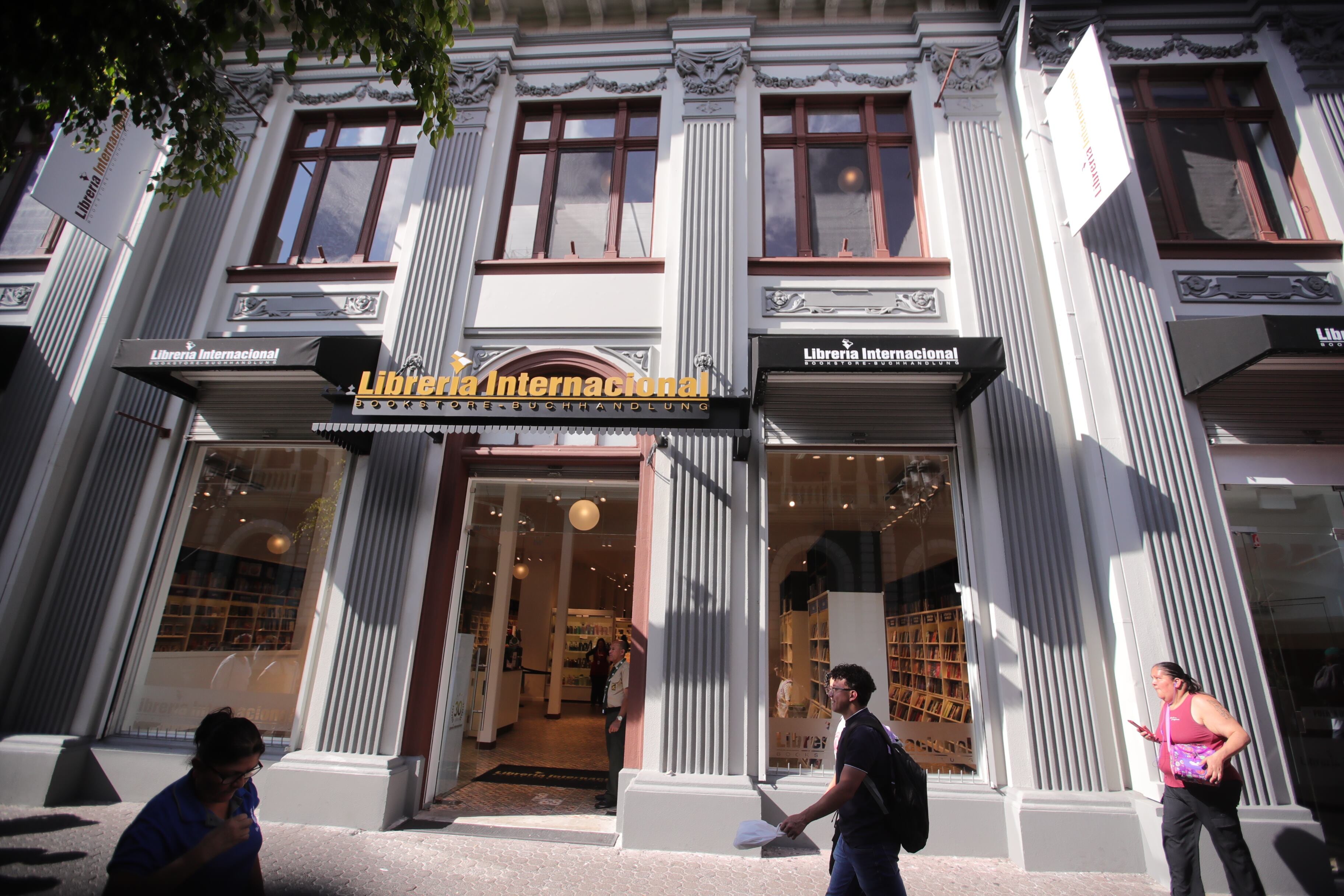 Fachada de la nueva tienda de Librería Internacional en la Avenida Central de San José, ubicada en el edificio histórico que albergó a Librería Lehmann durante más de un siglo. La sucursal, la más grande de la cadena, ofrece una amplia selección de libros y espacios para lectores.